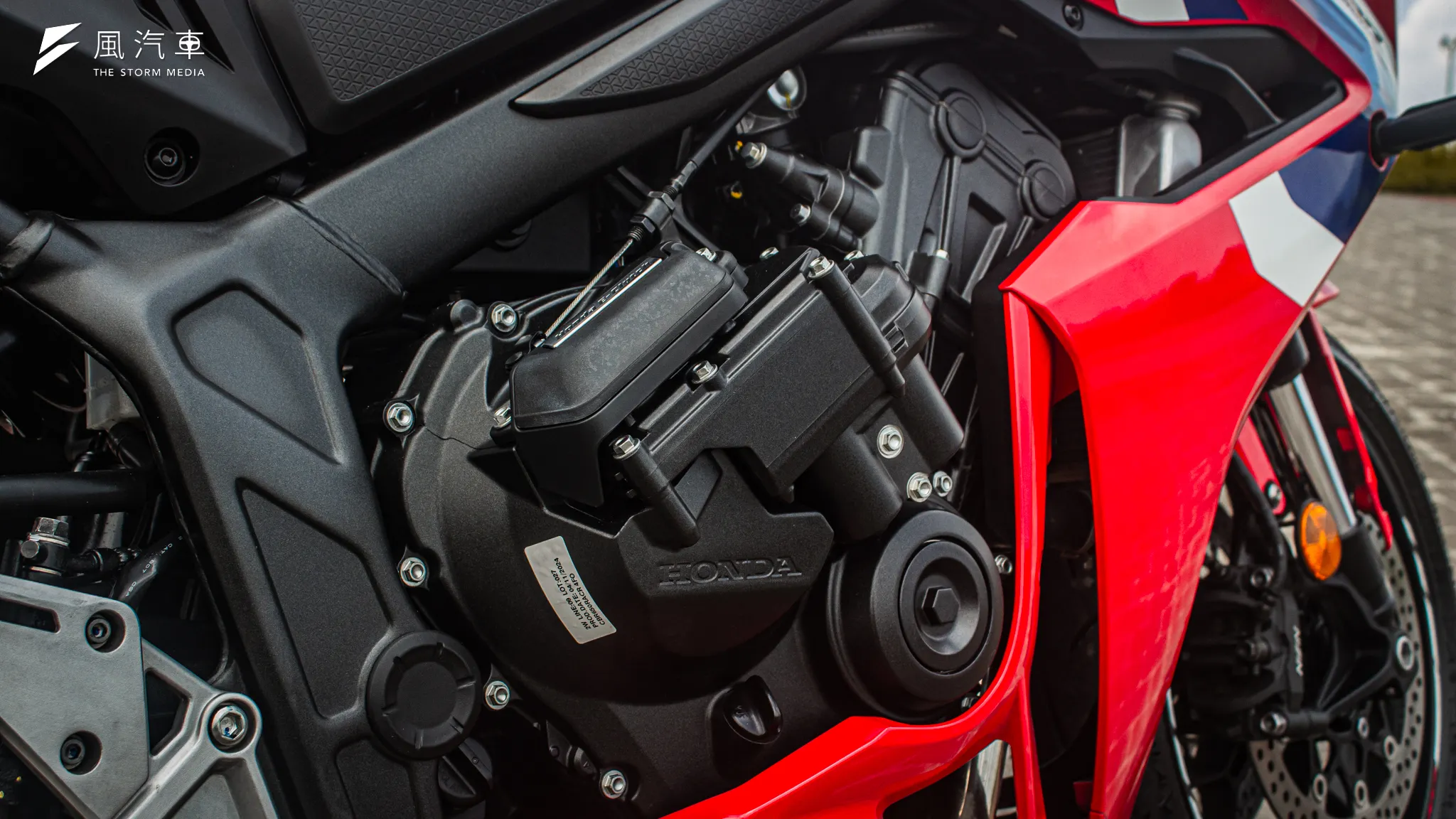 改款後的CBR650R仍採用 649cc 的直列四缸作為動力單元，動力取線上較著重於中尾段的表現，保有四缸較佳的延伸性。