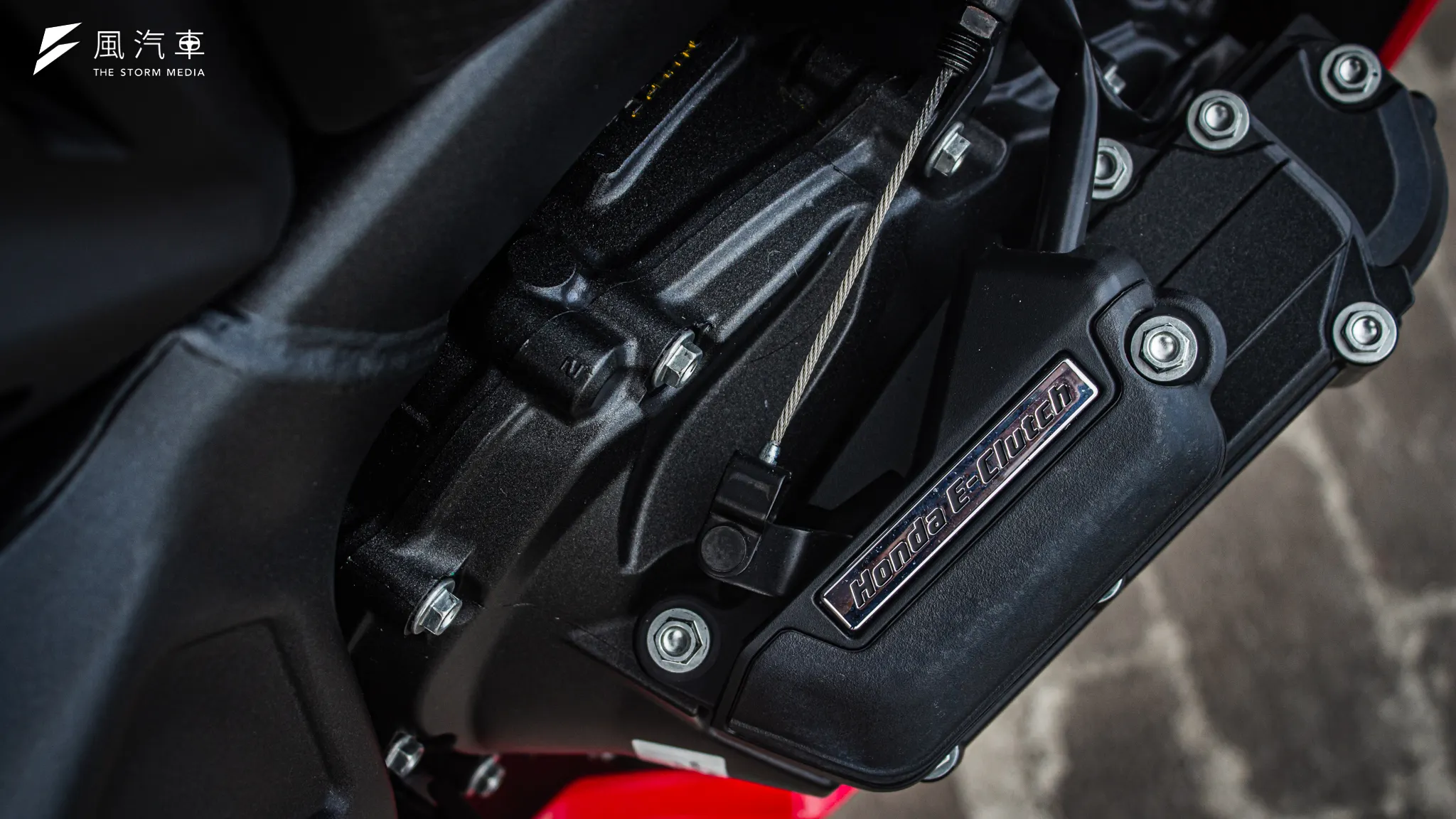 於引擎右側Case上方的便是這次改款新增的E-clutch，透過電腦及馬達來進行換檔時的離合器操作。