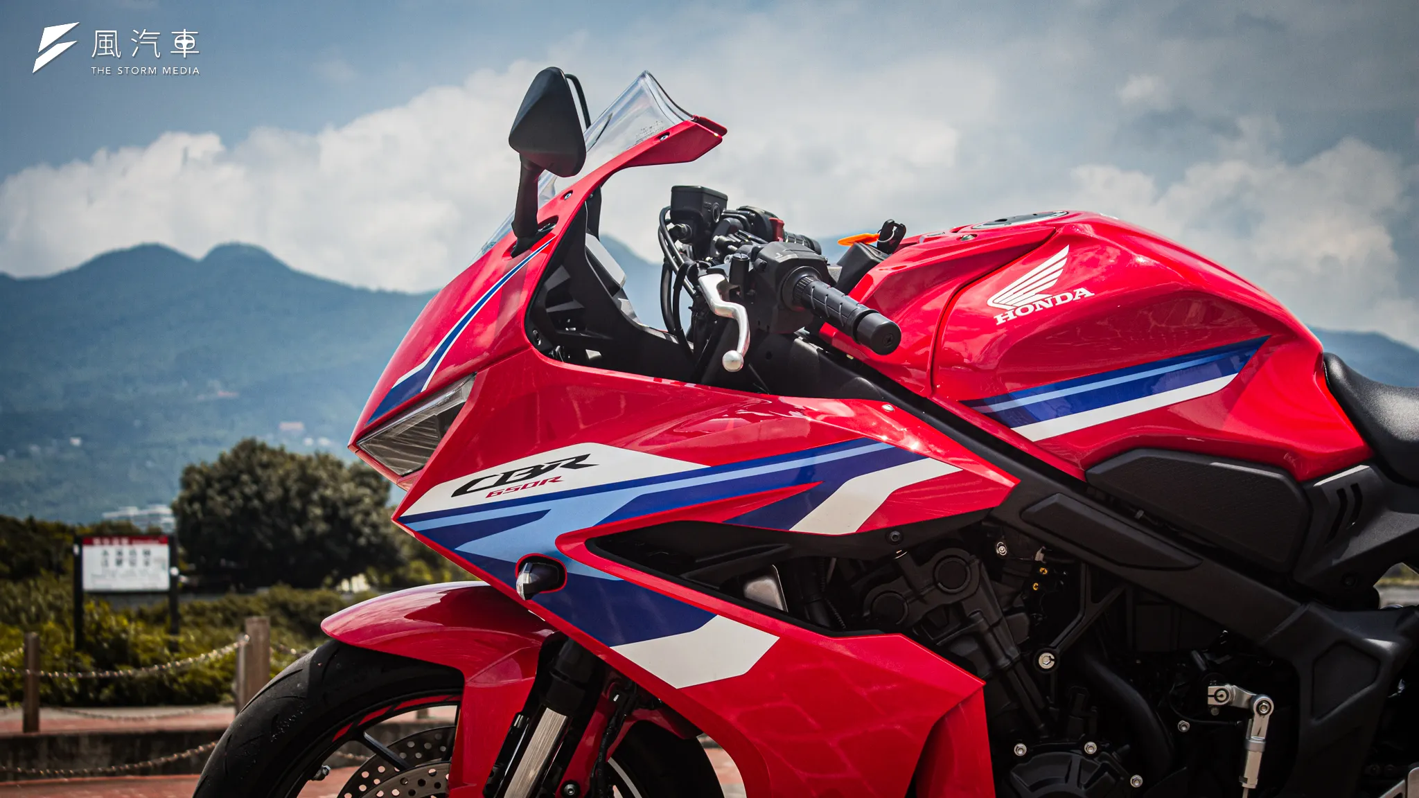 側面造型更為低趴的CBR650R，油箱造型維持原先易於夾持的造型設定。