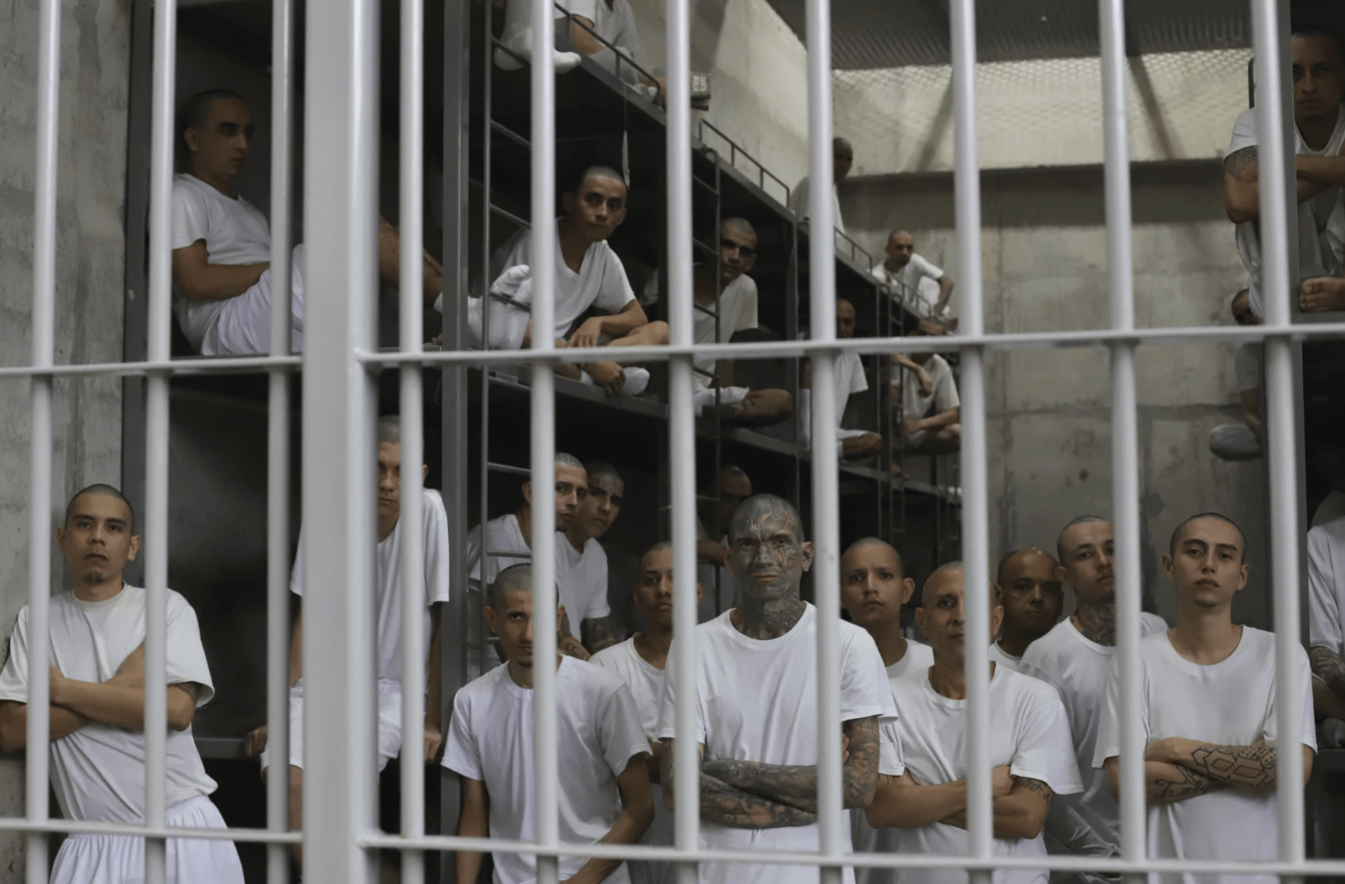 位於薩爾瓦多、全美洲最大監獄「反恐怖主義監禁中心」（CECOT），最多可容納4萬名囚犯，大多犯下謀殺、綁架等嚴重罪刑，有的囚犯甚至被判處數百年以上徒刑。（美聯社）