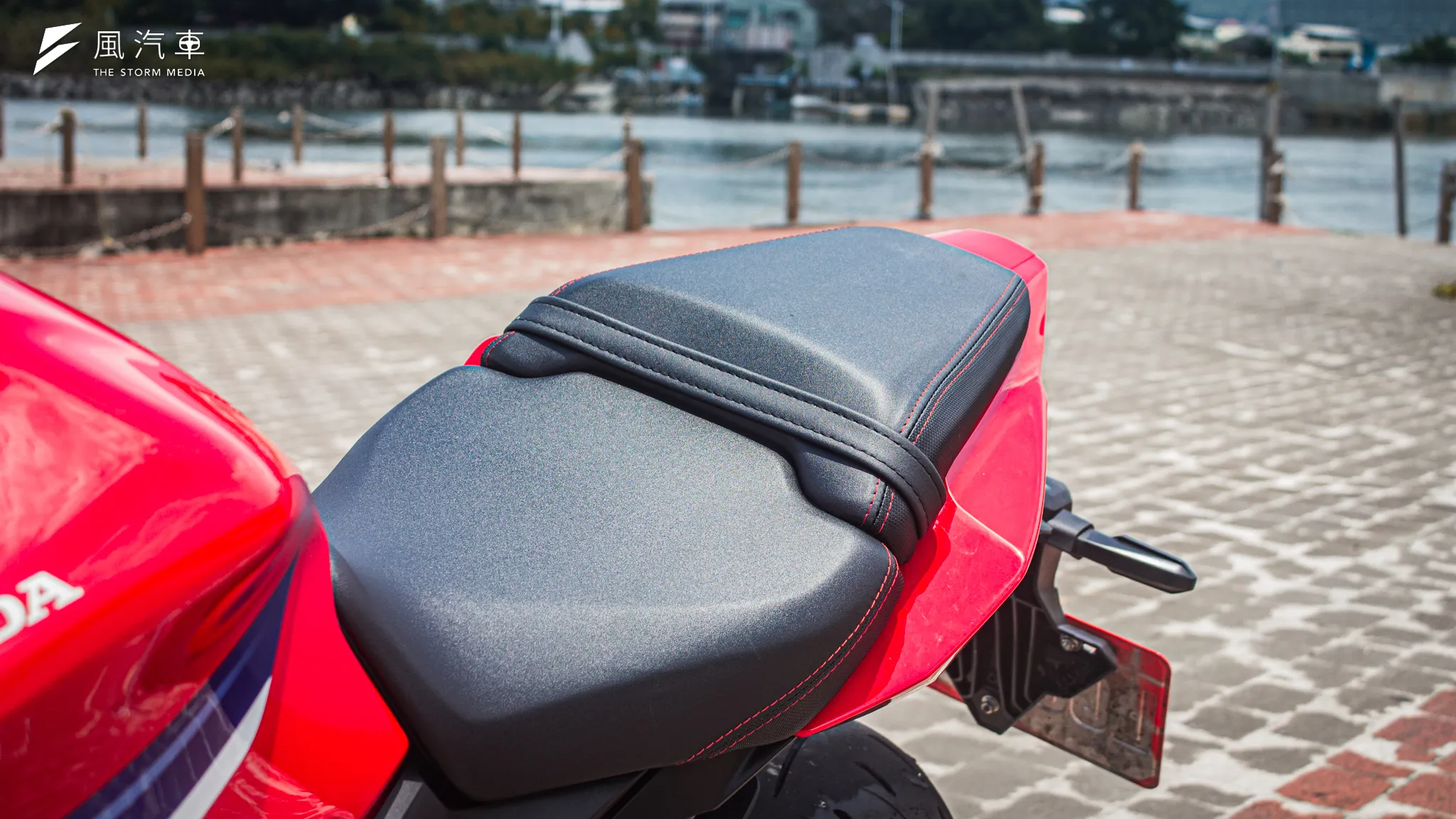 坐墊為了造型設計採用較具支撐性的海綿設定，表面除了有相當的止滑程度外也頗具質感。