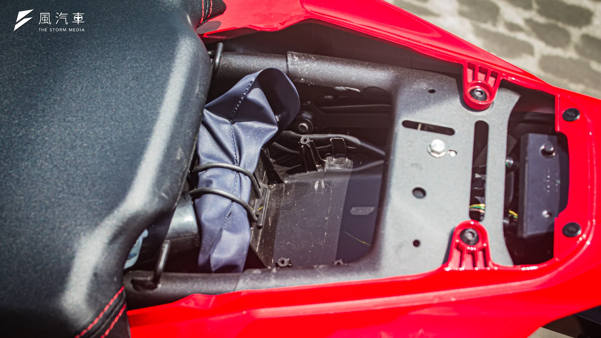 坐墊下空間雖然受限於車型並不算大，但仍能容納如行車紀錄器主機或是抹布等物品。