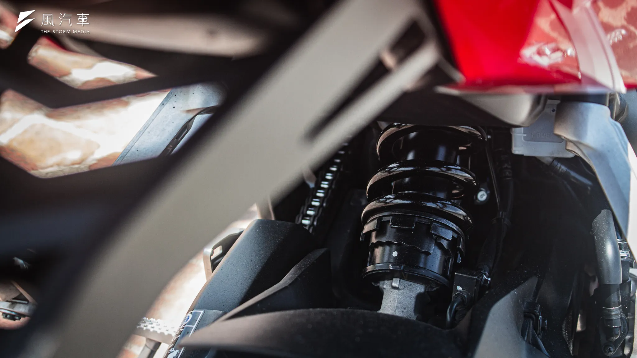 後避震器位於坐墊下方並具有十段預載可調功能，因結構設計在調整上也相當便利。