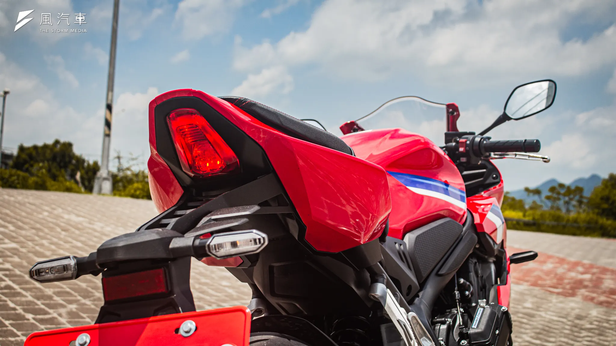 CBR650R 在改款後換上更為尖翹的車尾，造型比起前一代車型更具氣勢。