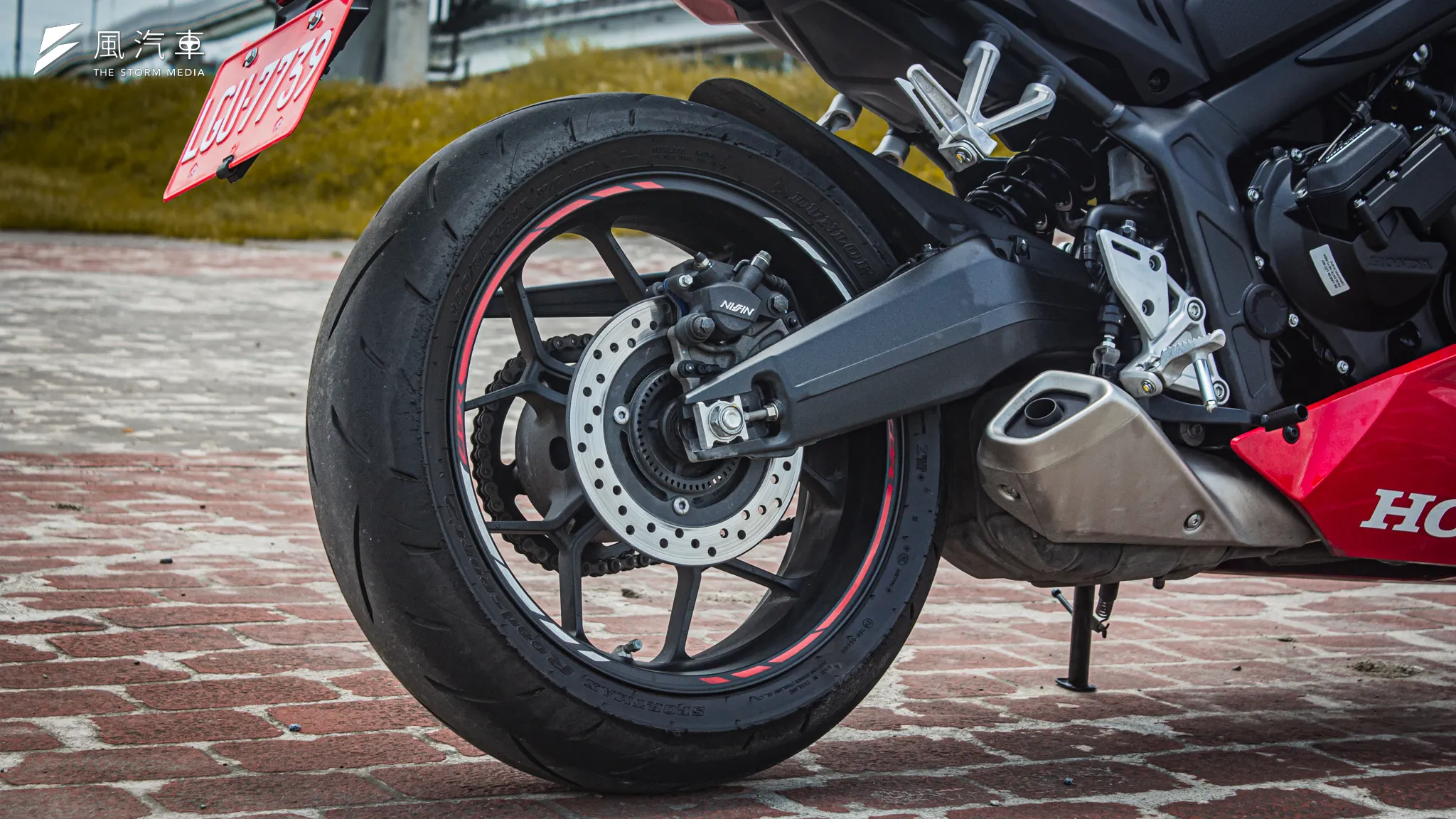 後輪視覺可以看到採用 180 的寬胎設定以及粗壯的後搖臂，承襲自前身車型 CBR650F的底置式排氣管也很具特色。