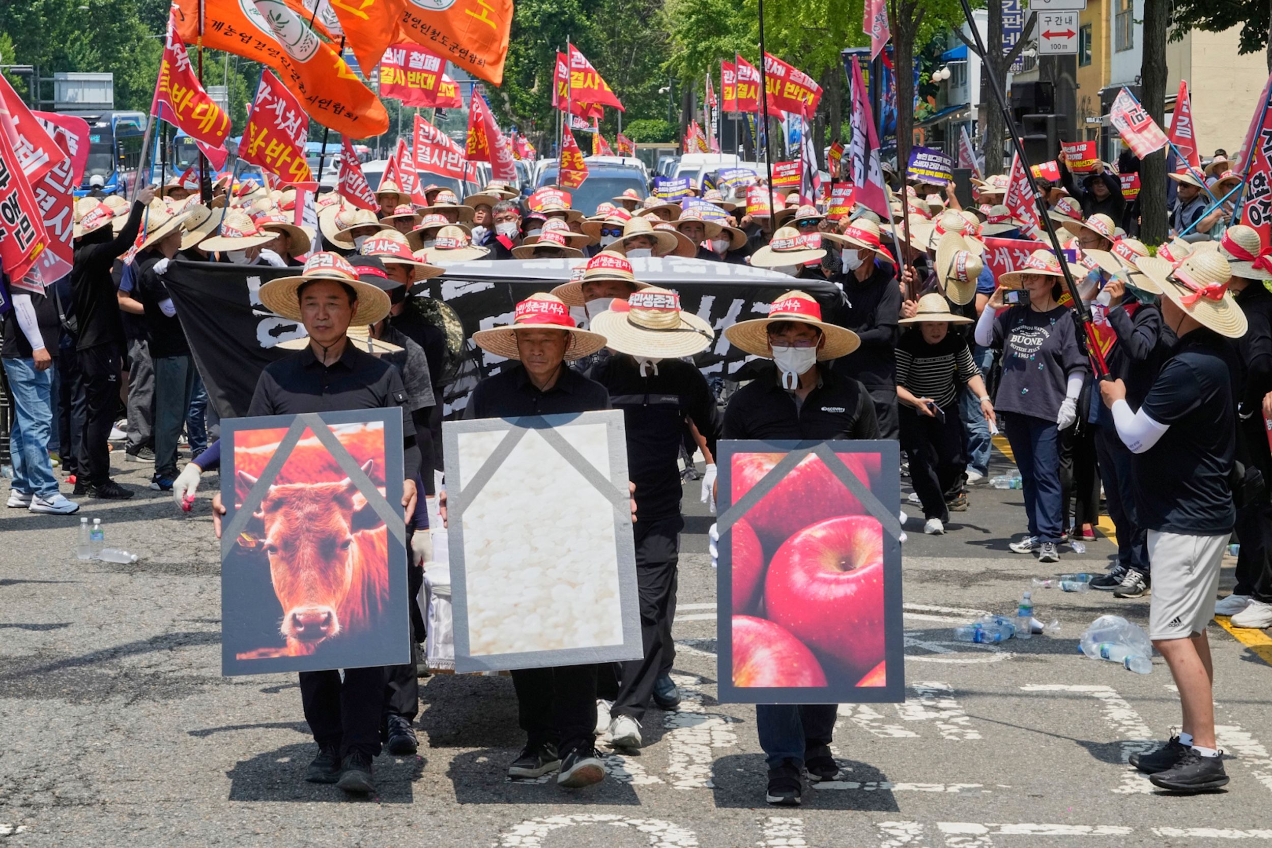 2025年7月25日，韓國農民在首爾總統府附近遊行，要求政府在與美國正在進行的關稅談判中保護韓國農業。（美聯社）