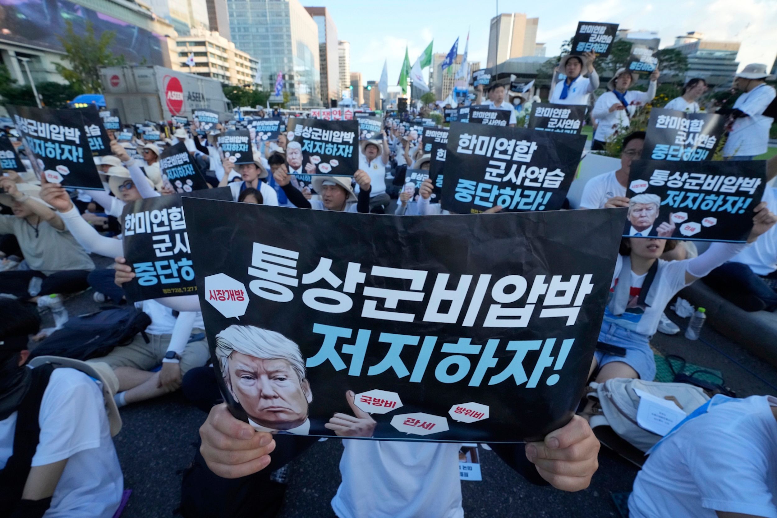 2025年7月26日，首爾的美國大使館附近出現抗議人潮，高舉「停止軍事和貿易施壓」的標語。（美聯社）