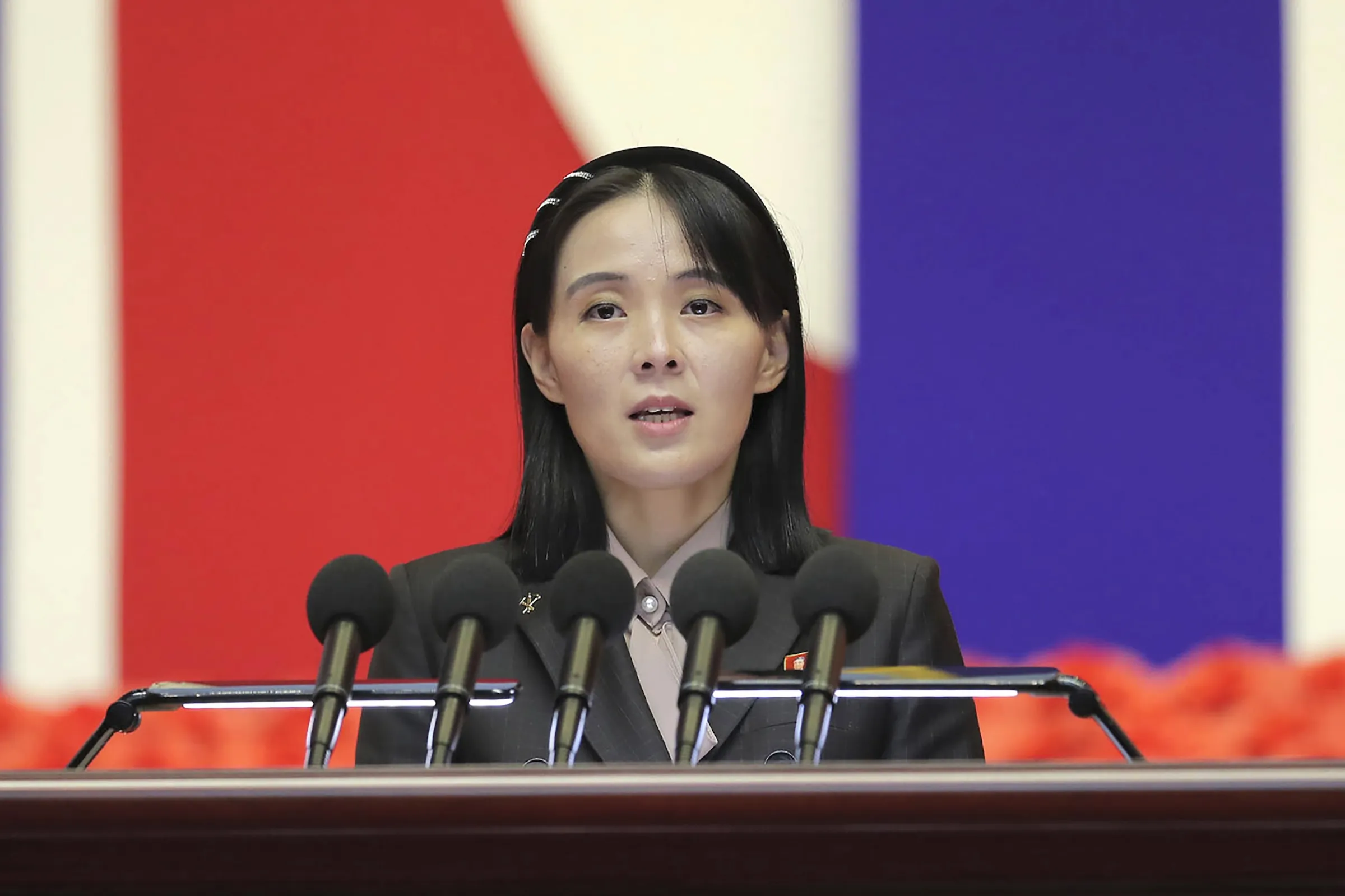 2022年8月10日，北韓領導人金正恩的胞妹金與正在平壤發表演說。（美聯社）