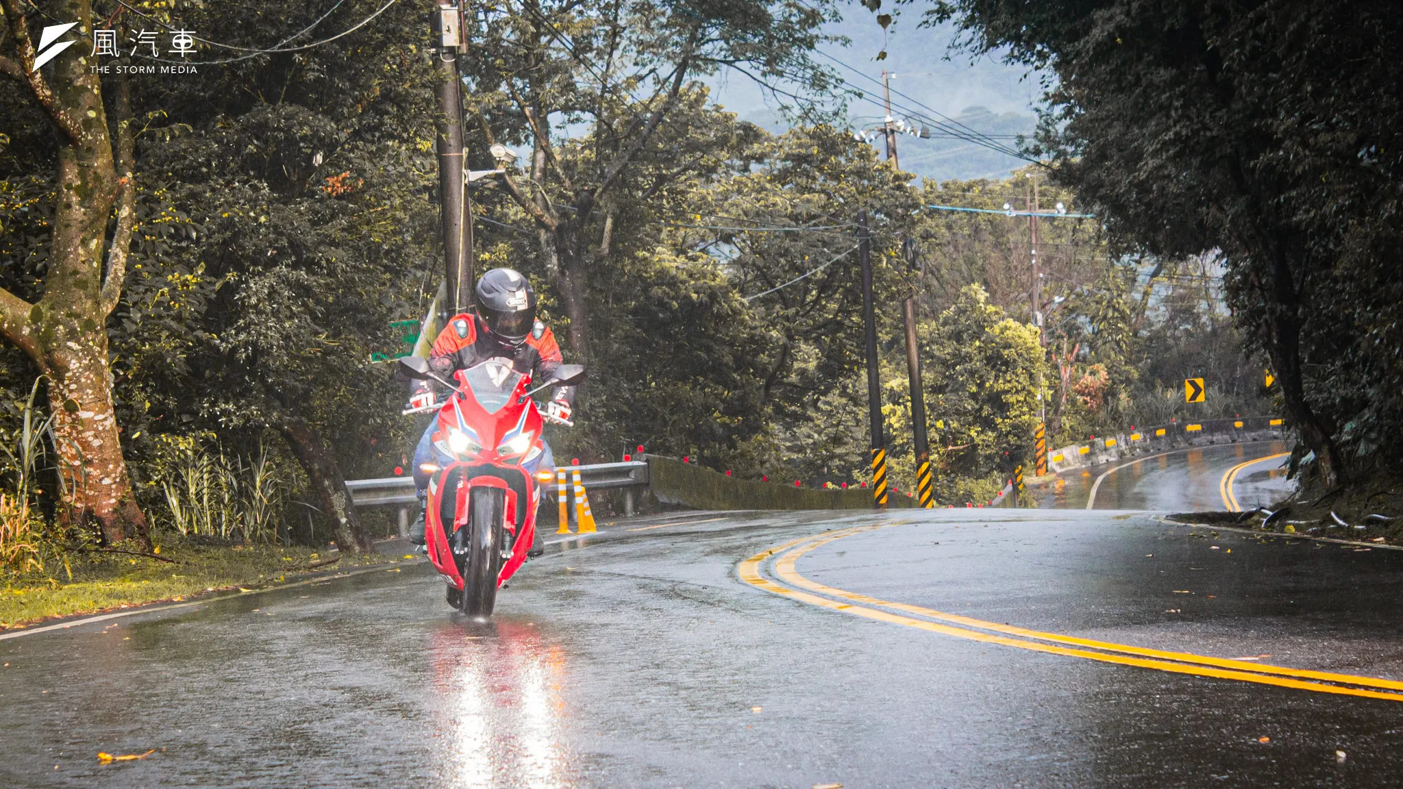 CBR650R的運動化騎姿保留了些許的生活考量，騎乘上對身體的負擔並不像純種跑車那麼逼人。