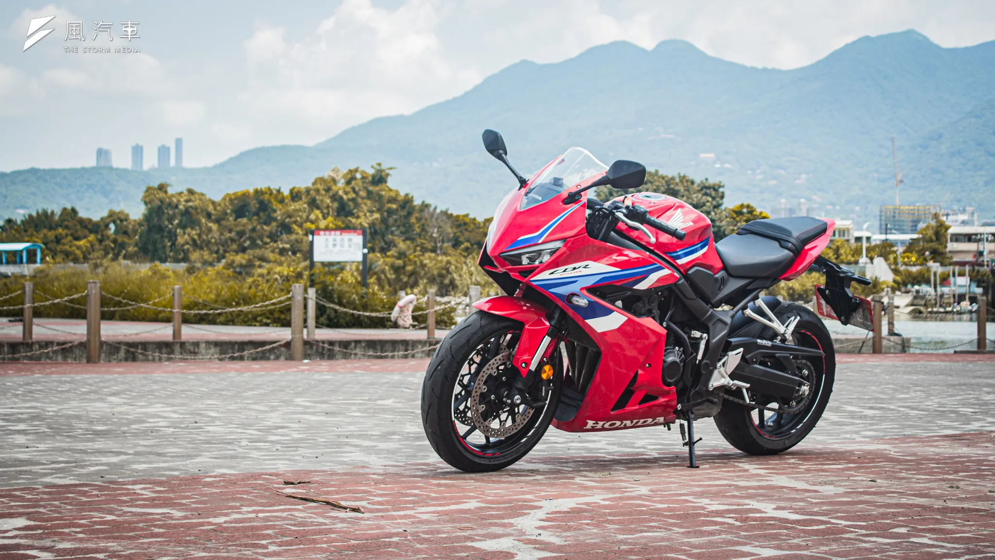 CBR650R 在中量級街跑中以四缸設定獨樹一格，如果喜歡渾厚聲浪並追求更有分量的騎乘感受，尤其E-Clutch的導入絕對讓你愛不釋手。