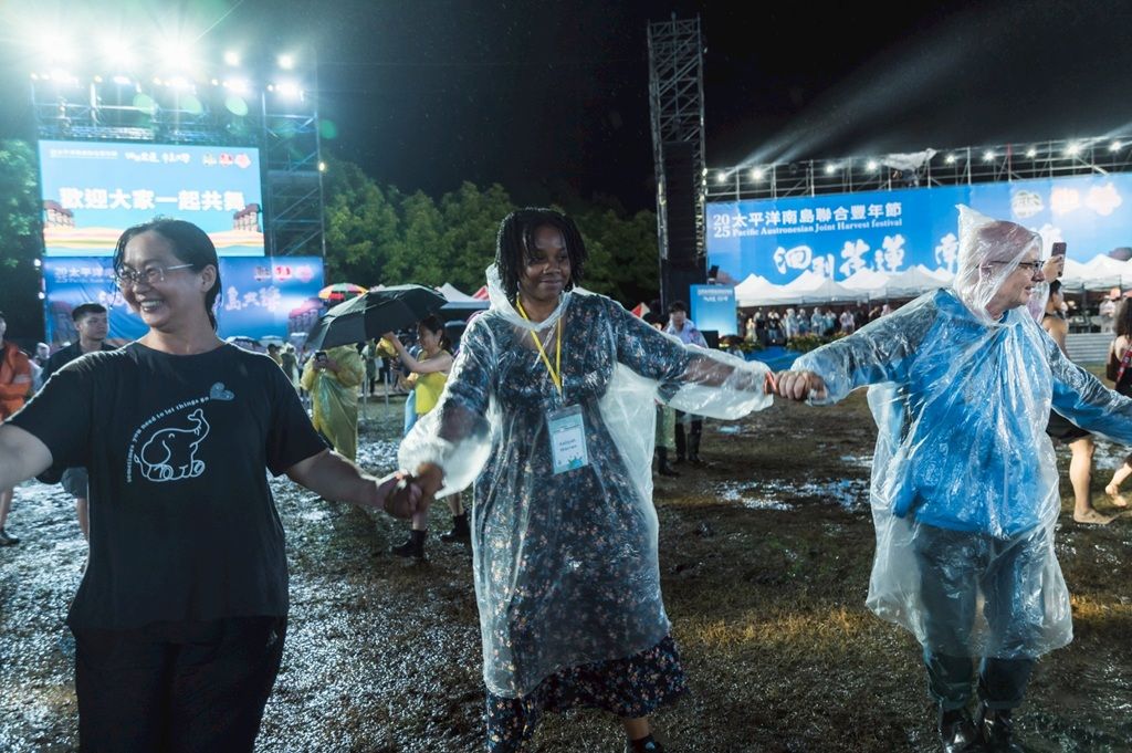 國外遊客手牽著手，圍成一個巨大的同心圓，一起歡呼跳舞。（圖／花蓮縣政府提供）