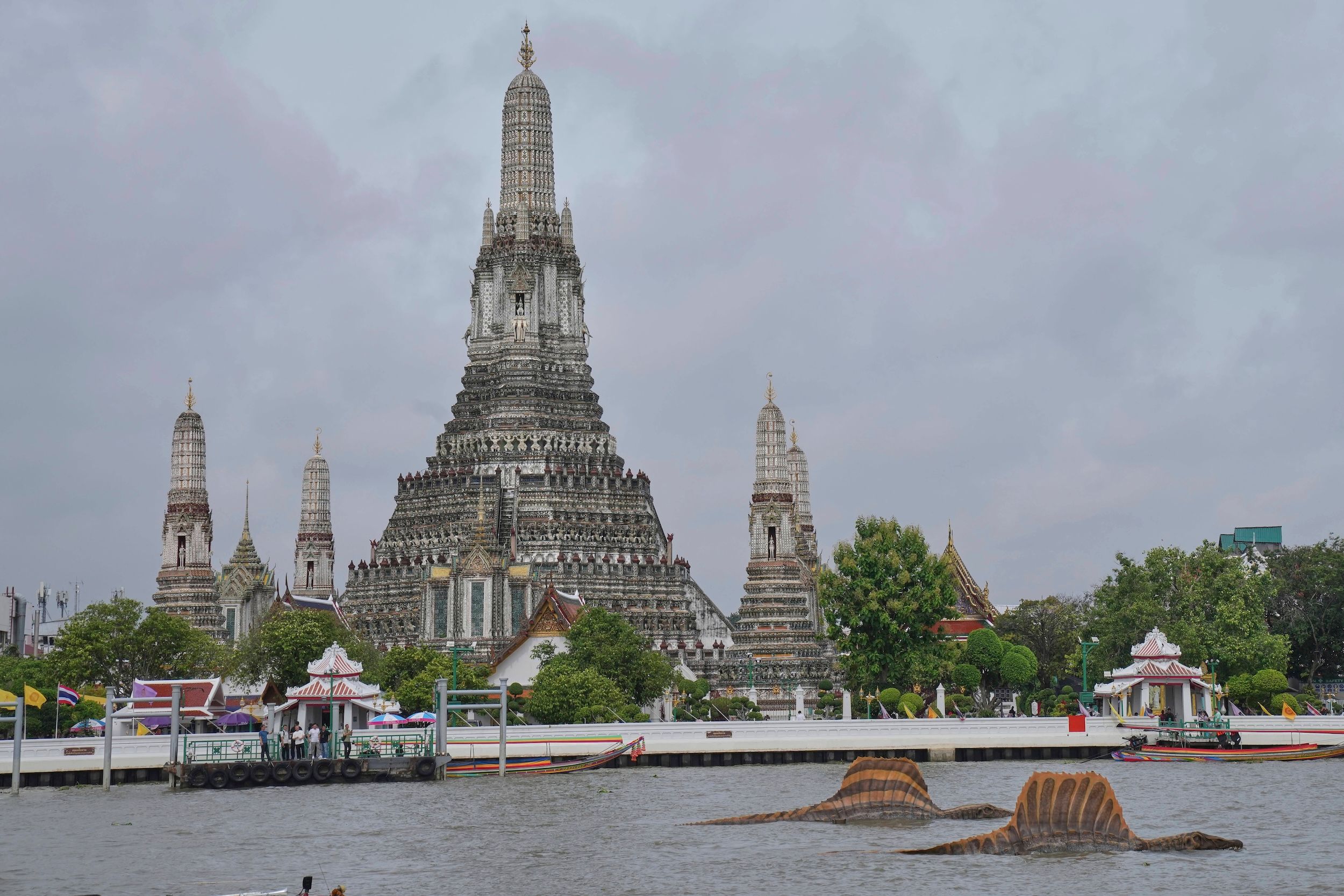 2025年7月17日，泰國曼谷，兩座恐龍模型漂浮在昭披耶河上，為電影《侏羅紀世界：重生》宣傳造勢。（美聯社）