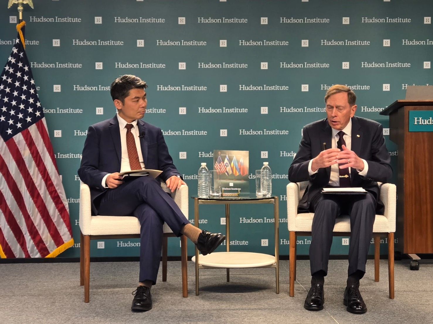 2025年7月29日，哈德遜研究所資深研究員許毓仁與美國陸軍退役上將大衛·裴卓斯(David Petraeus) 對談，主題是台灣可以從烏克蘭的國防科技創新學到什麼。(哈德遜研究所提供)