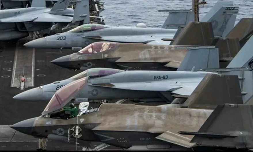 美國最先進的匿蹤艦載機F-35C被拍到機身表面出現了明顯的「鏽蝕」與「剝落」。（取自世界特種部隊與軍武資料庫臉書）