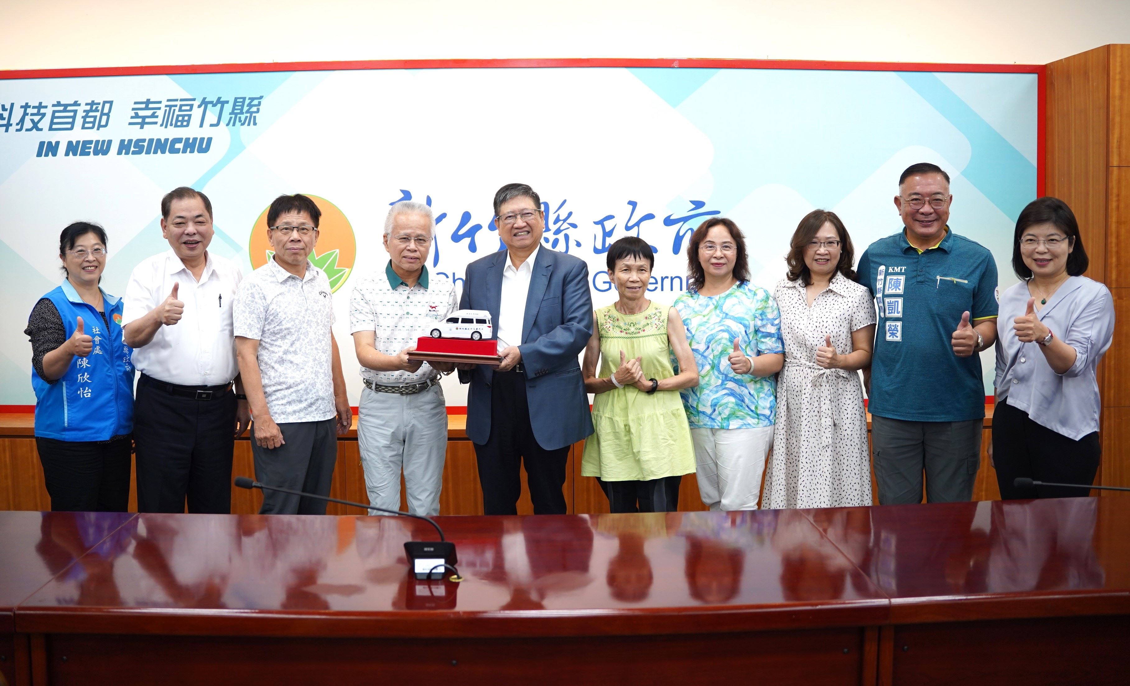 新竹縣熱心民眾曾永淐、曾麗熹與曾國瑋三手足共同捐贈1輛復康巴士予新竹縣政府，由縣長楊文科代表受贈。（圖／新竹縣政府提供）