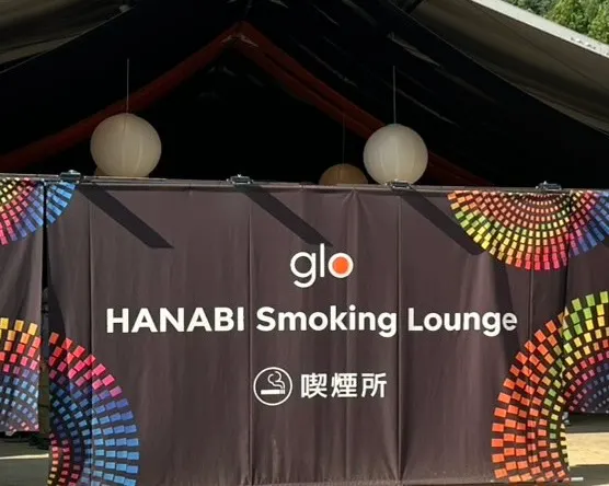 日本では通常、喫煙は指定された場所で行う必要があり、喫煙所や喫煙エリアが設けられています。黃信維
