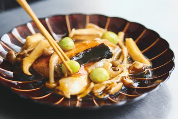 蕈菇燴鮭魚。(圖/台灣廣廈提供)