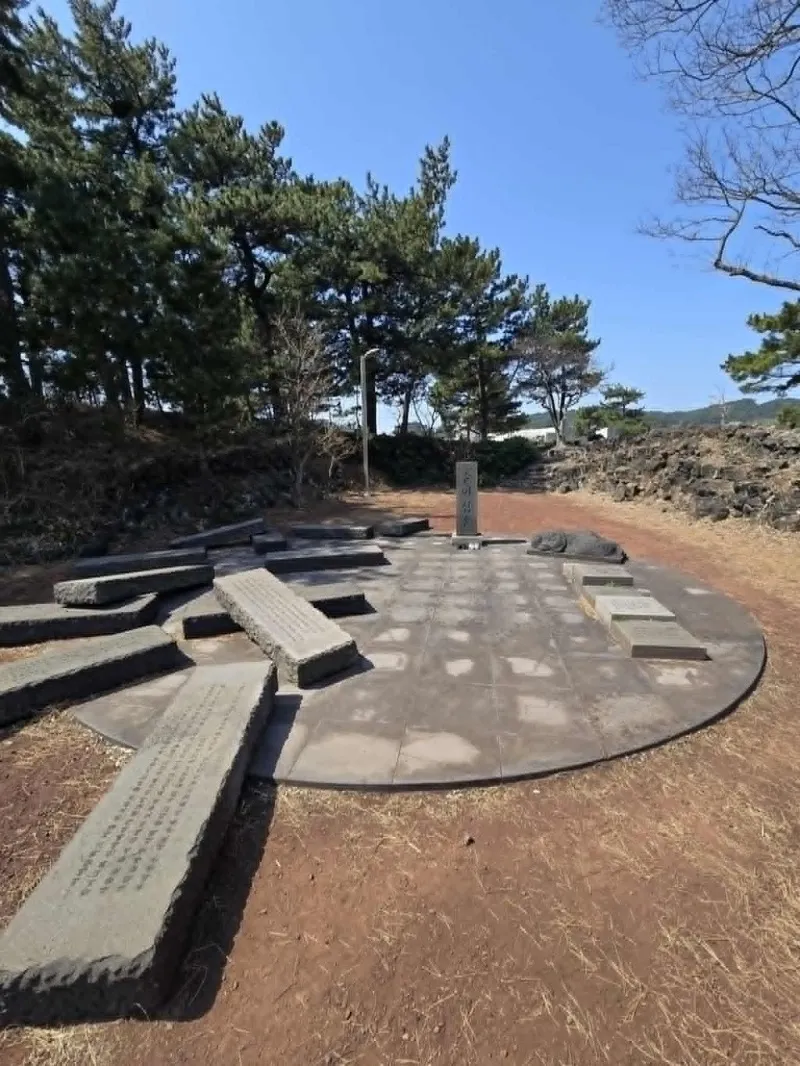 在濟州殺戮記憶書寫者 玄榮基先生的文學紀念石碑