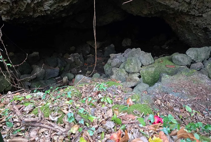 在濟州島4.3 殺戮紀念現場的山洞