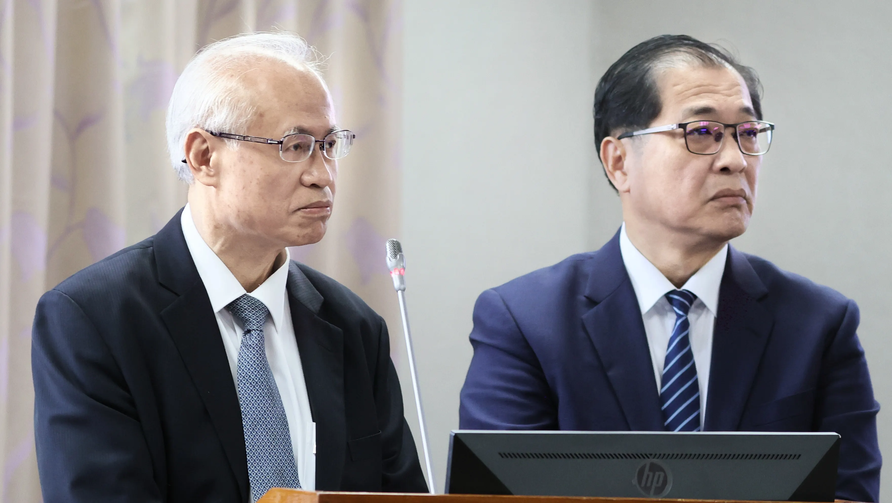 20250730-法務部長の鄭銘謙（右）、高検署検察長の張斗輝（左）が30日に立法院での質疑に出席。（柯承惠撮影）