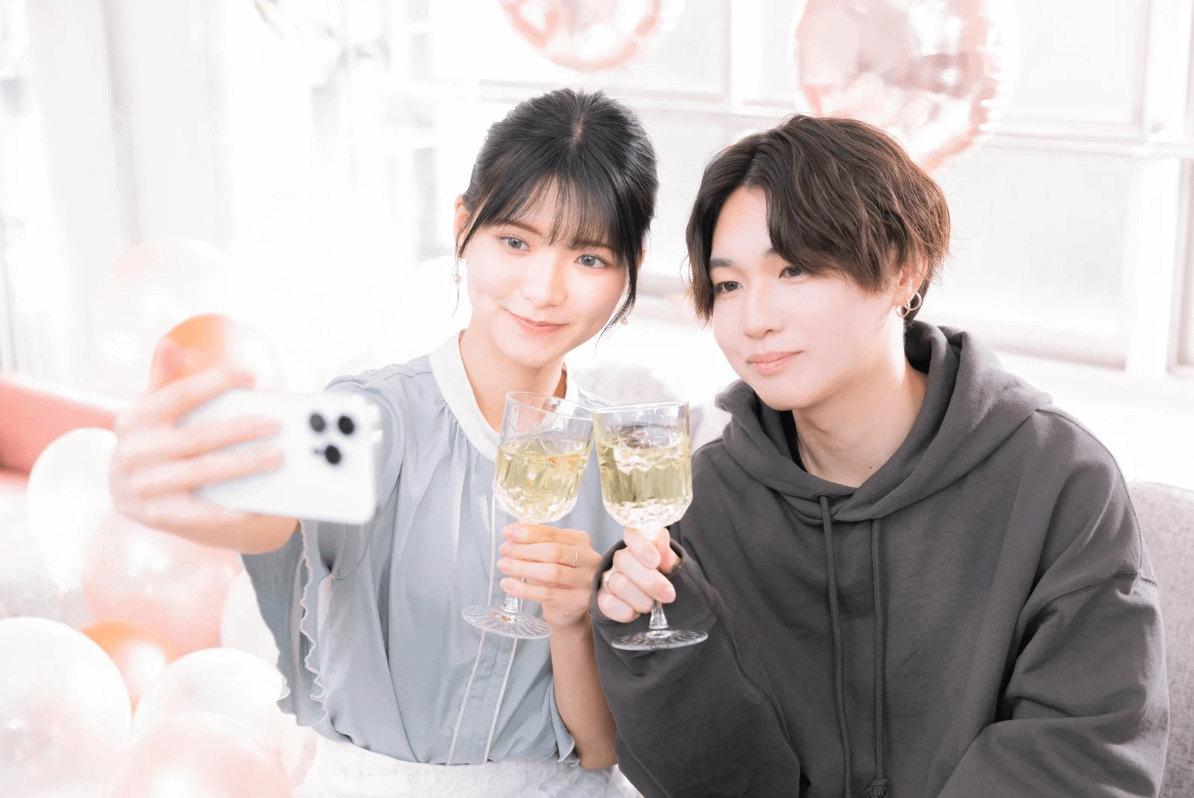 戀愛不該是場苦戰！DateMeNow 相信，在對的引導下，你可以自在展現真我，擁抱一段無需「演出」也能幸福的關係。（圖片來源：PAKUTASO）