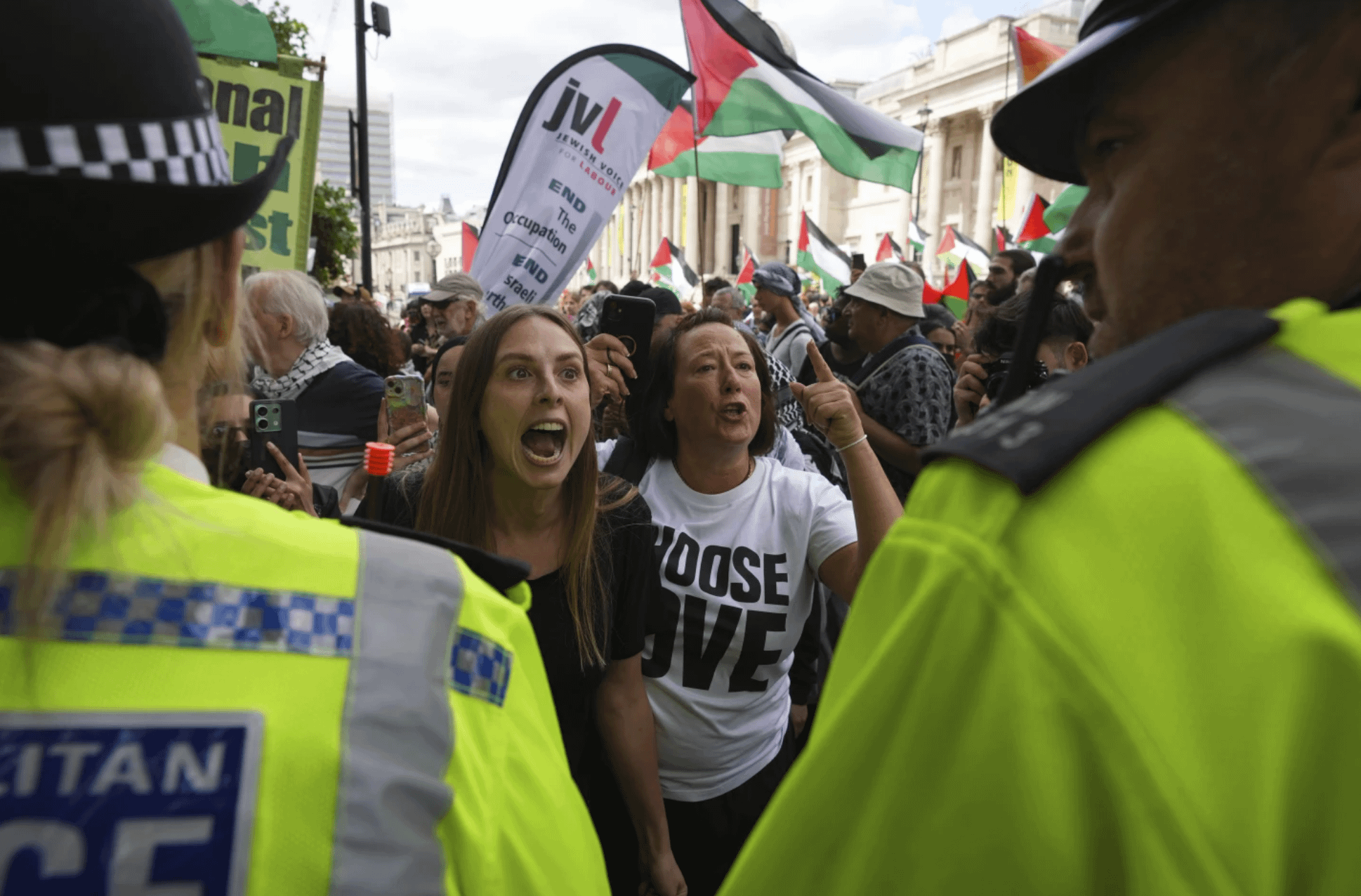 2025年6月23日，支持巴勒斯坦的英國民眾在倫敦街頭遊行。（美聯社）