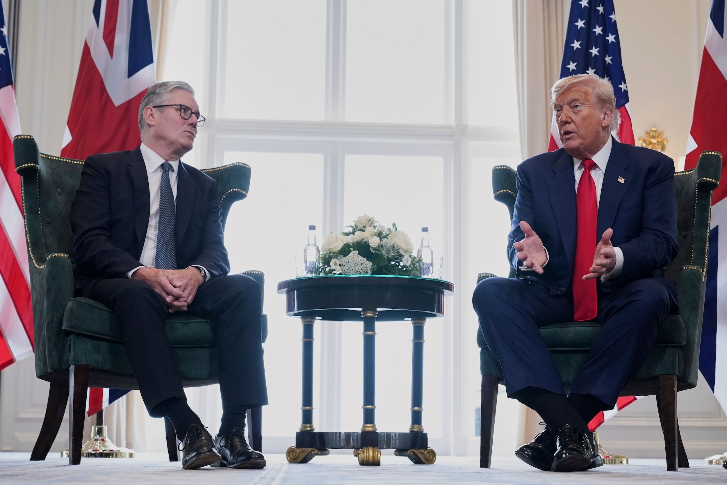 2025年7月28日，英國首相施凱爾（Keir Starmer）在蘇格蘭與美國總統川普會晤。（美聯社）