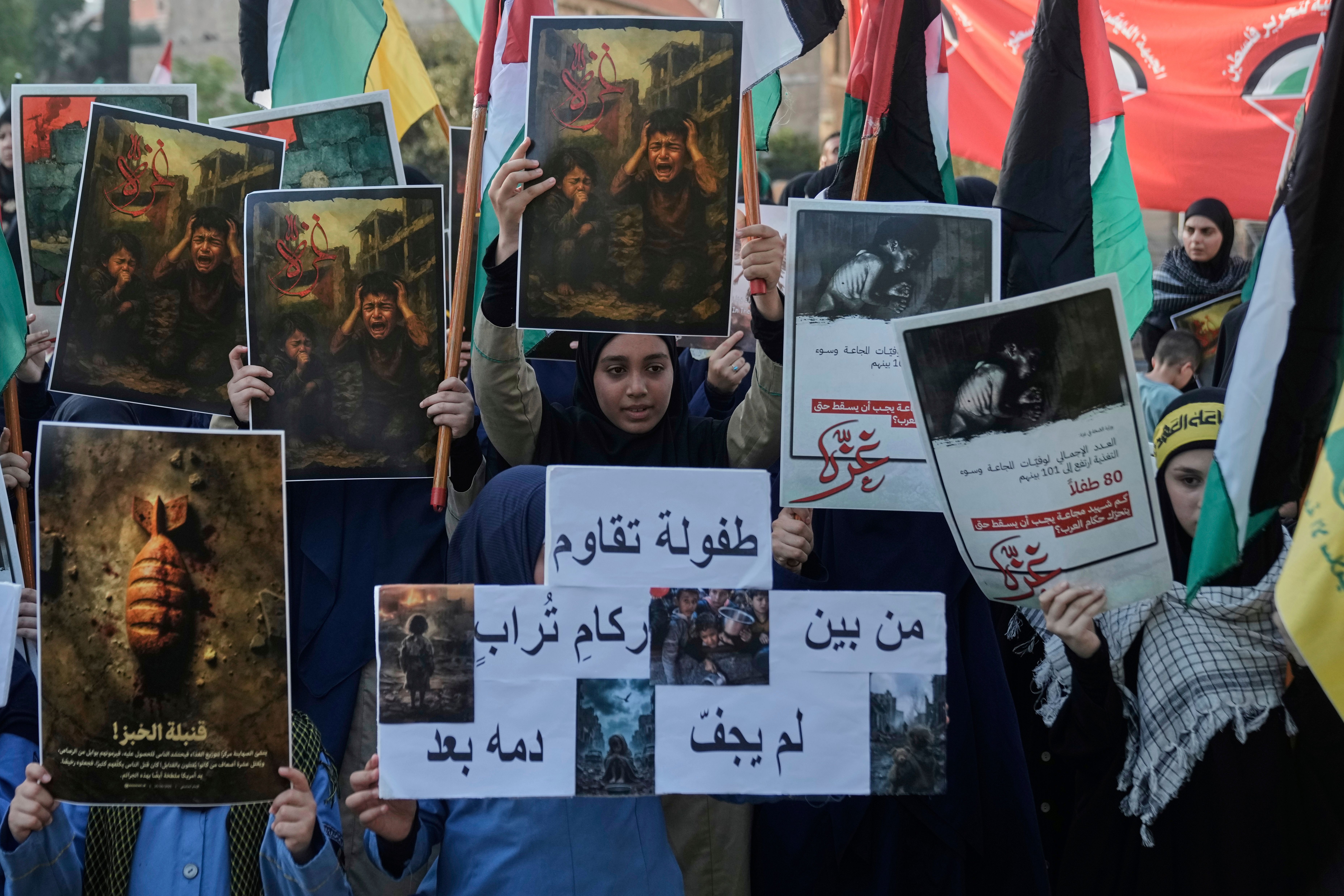 7月26日，真主黨旗下「馬赫迪童軍」在黎巴嫩貝魯特的聯合國西亞經社委員會（ESCWA）前示威，抗議以色列對加薩的戰爭與造成平民飢荒。他們手持標語，上寫：「童年在廢墟中反抗，鮮血尚未乾涸。」（美聯社）