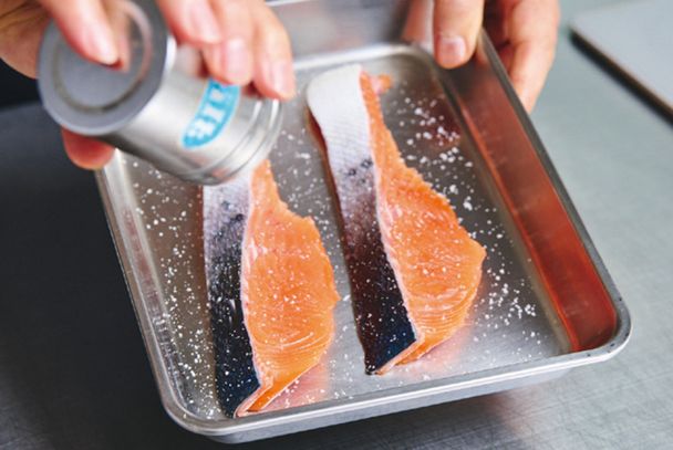 蕈菇燴鮭魚。(圖/台灣廣廈提供)