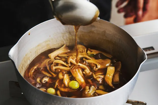 將製作的蕈菇勾芡醬汁。(圖/台灣廣廈提供)