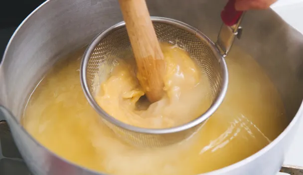 將處理好的食材盛入碗中，倒入白味噌湯底，最後點綴松葉柚子，即製作完成。（圖／台灣廣廈提供）