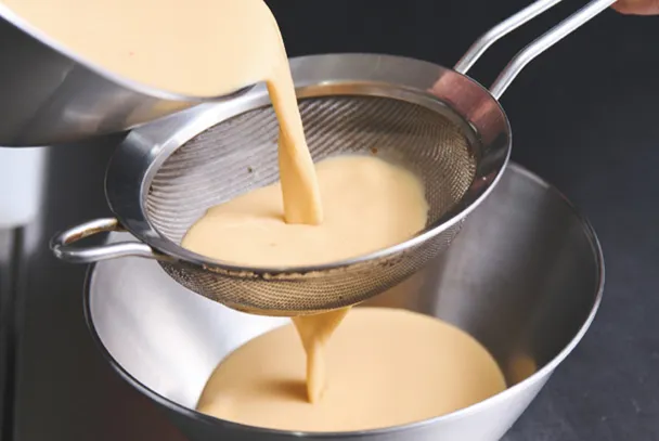 本食譜則以豆漿代替高湯，讓淡雅的大豆香氣在口中緩緩綻放，成品的口感就如奶油般滑順綿密。（圖／台灣廣廈提供）