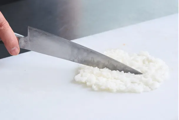 將山藥去皮後，用刀背輕輕敲打，使其變細碎。（圖／台灣廣廈提供）