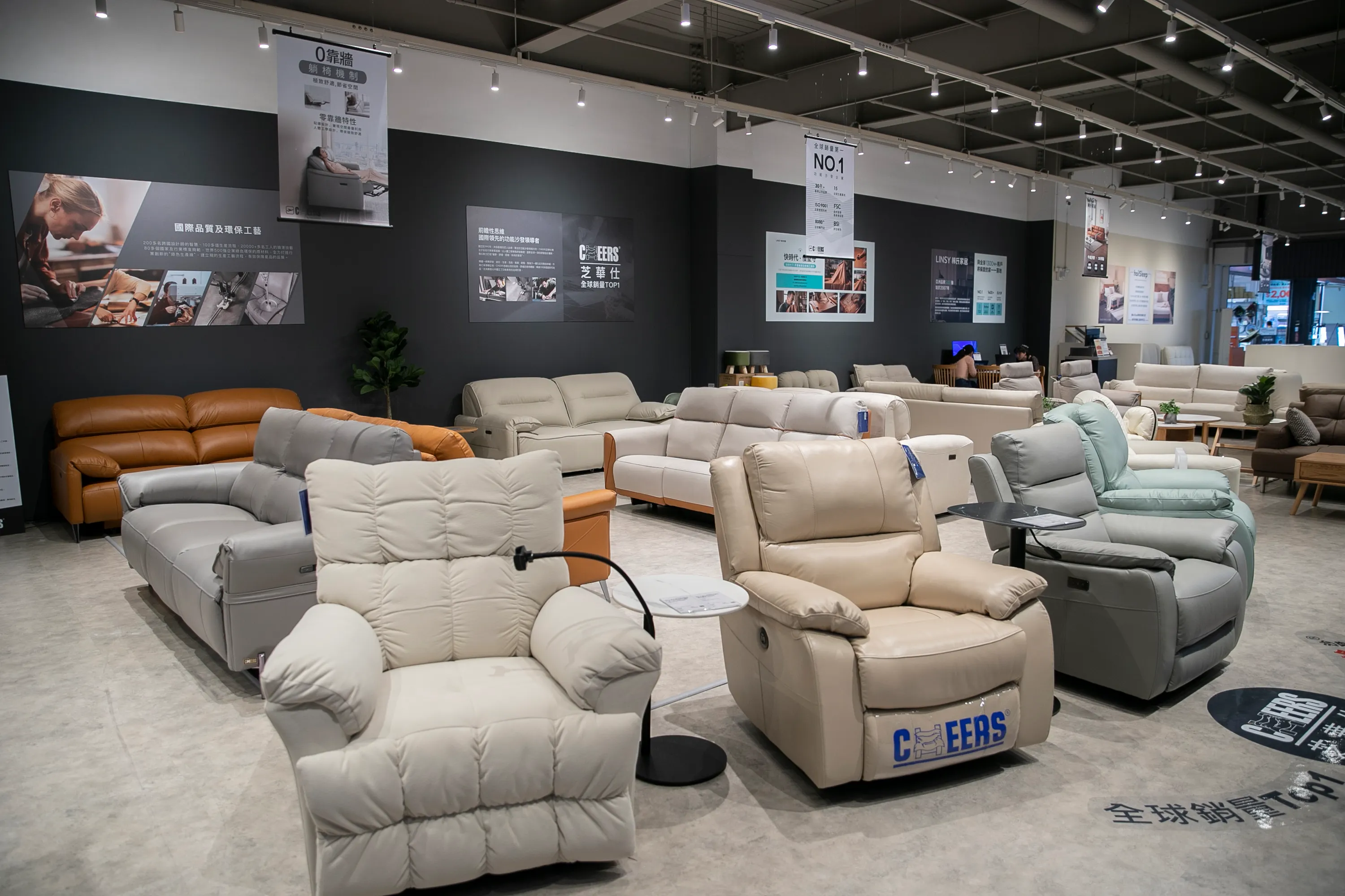 20250730-八德店內設置「電動沙發區」，並提供全球銷量第一的hoi!芝華仕零靠牆電動沙發試坐。（特力集團提供）