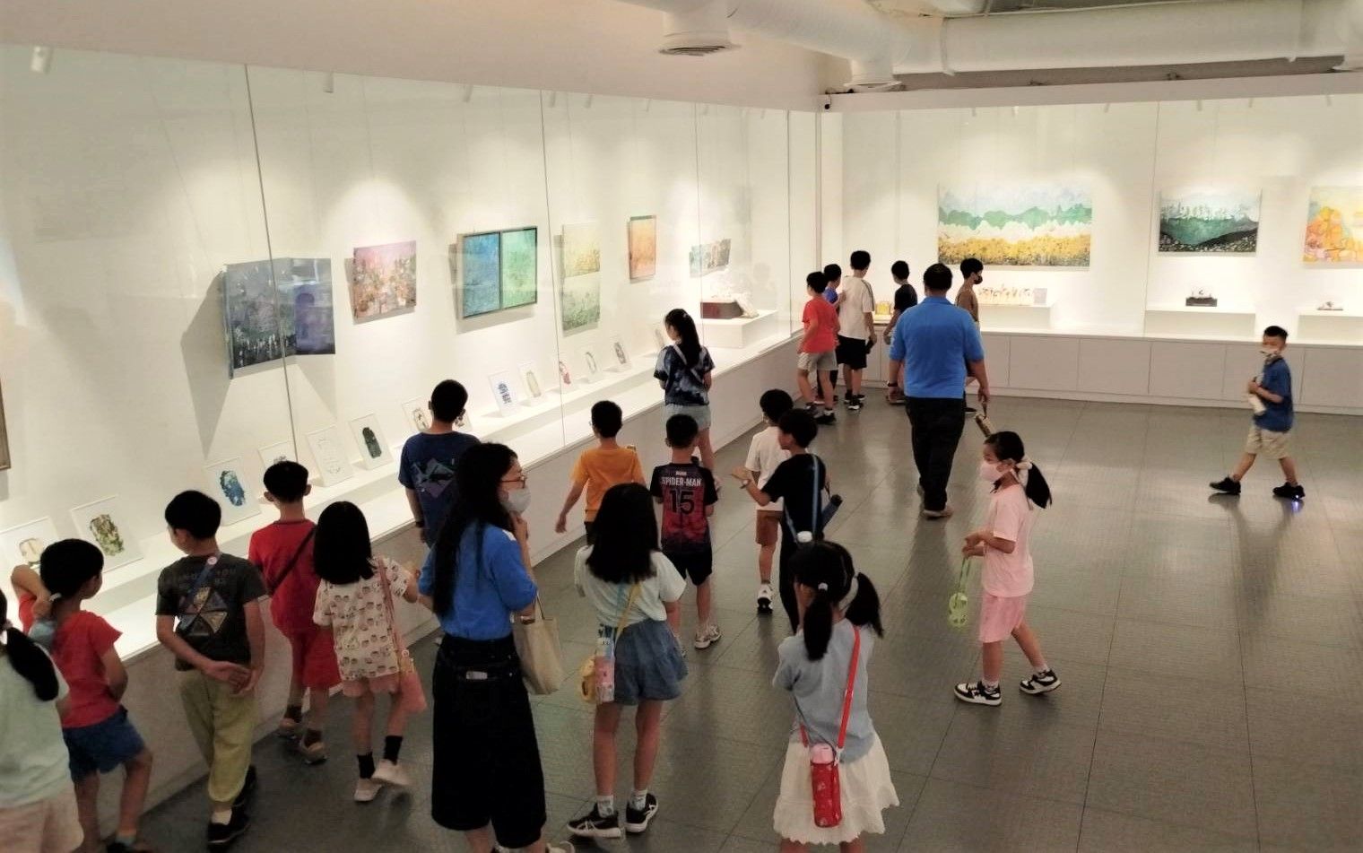 《平衡」與「拼貼 熊妤個展》今（30）日起至8月17日在新竹縣文化局美術館B1隆重登場。（圖／方詠騰攝）