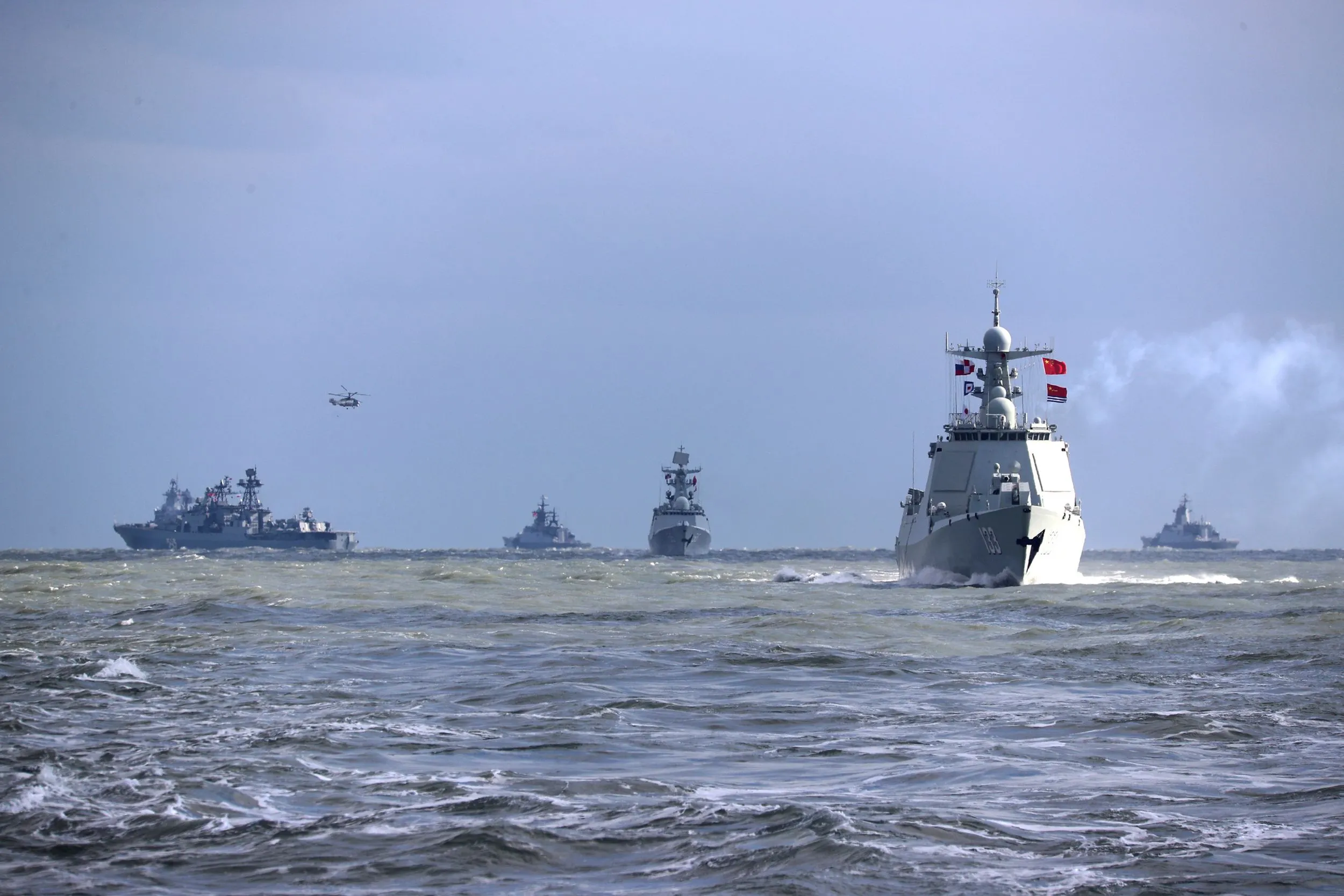 解放軍派出軍艦和俄羅斯海軍進行聯合演習。（美聯社）