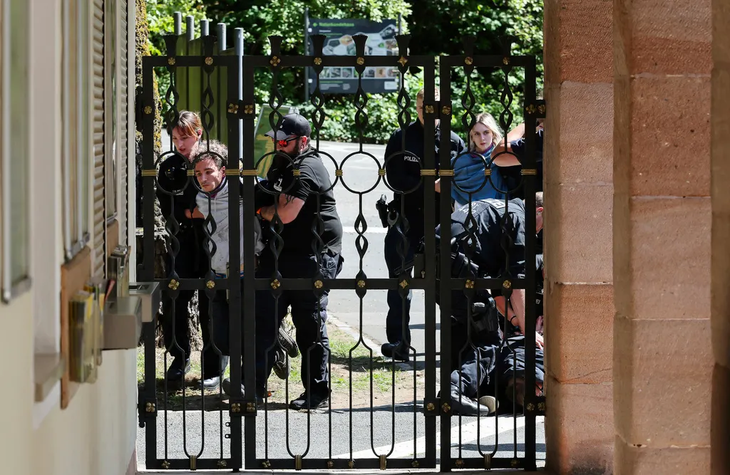2025年7月29日。示威者在紐倫堡動物園外抗議，遭警方驅離。（AP）