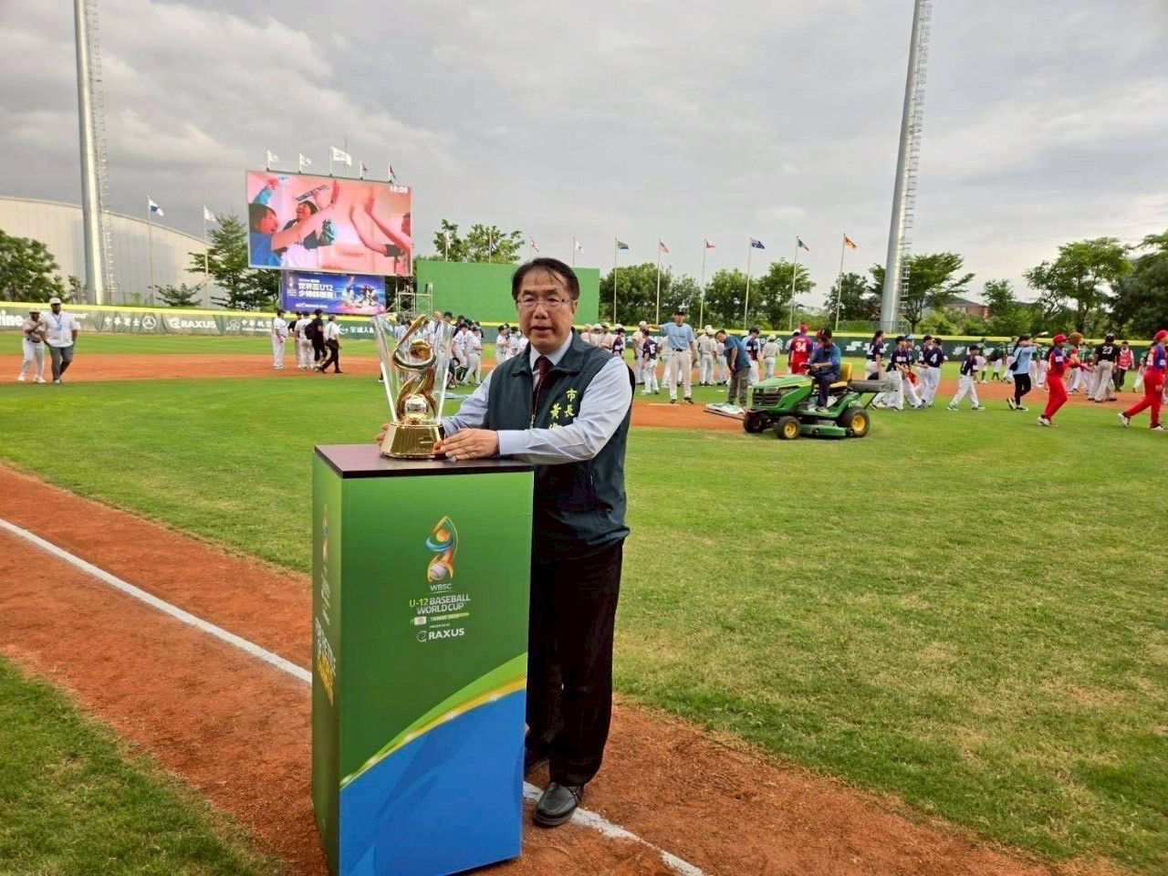 黃偉哲市長與本屆冠軍獎盃合照。(圖/臺南市政府體育局)