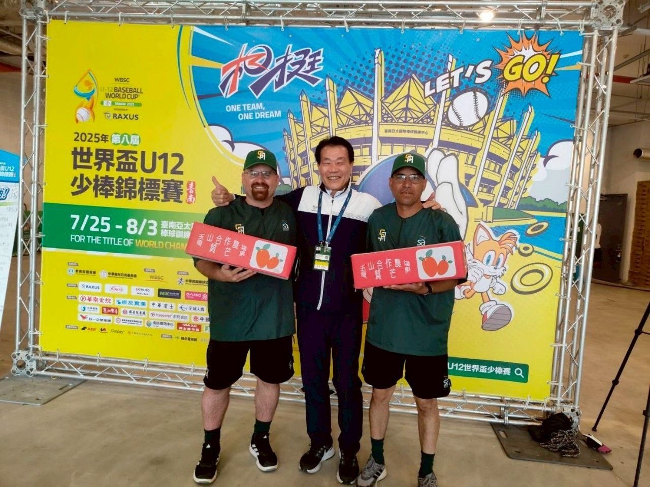 南市體育局陳良乾贈芒果慰勞各國選手，透過香甜滋味展現溫暖地主情誼。(圖/臺南市政府體育局)