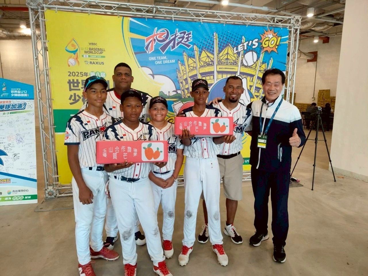 南市體育局陳良乾贈芒果慰勞各國選手，透過香甜滋味展現溫暖地主情誼。(圖/臺南市政府體育局)