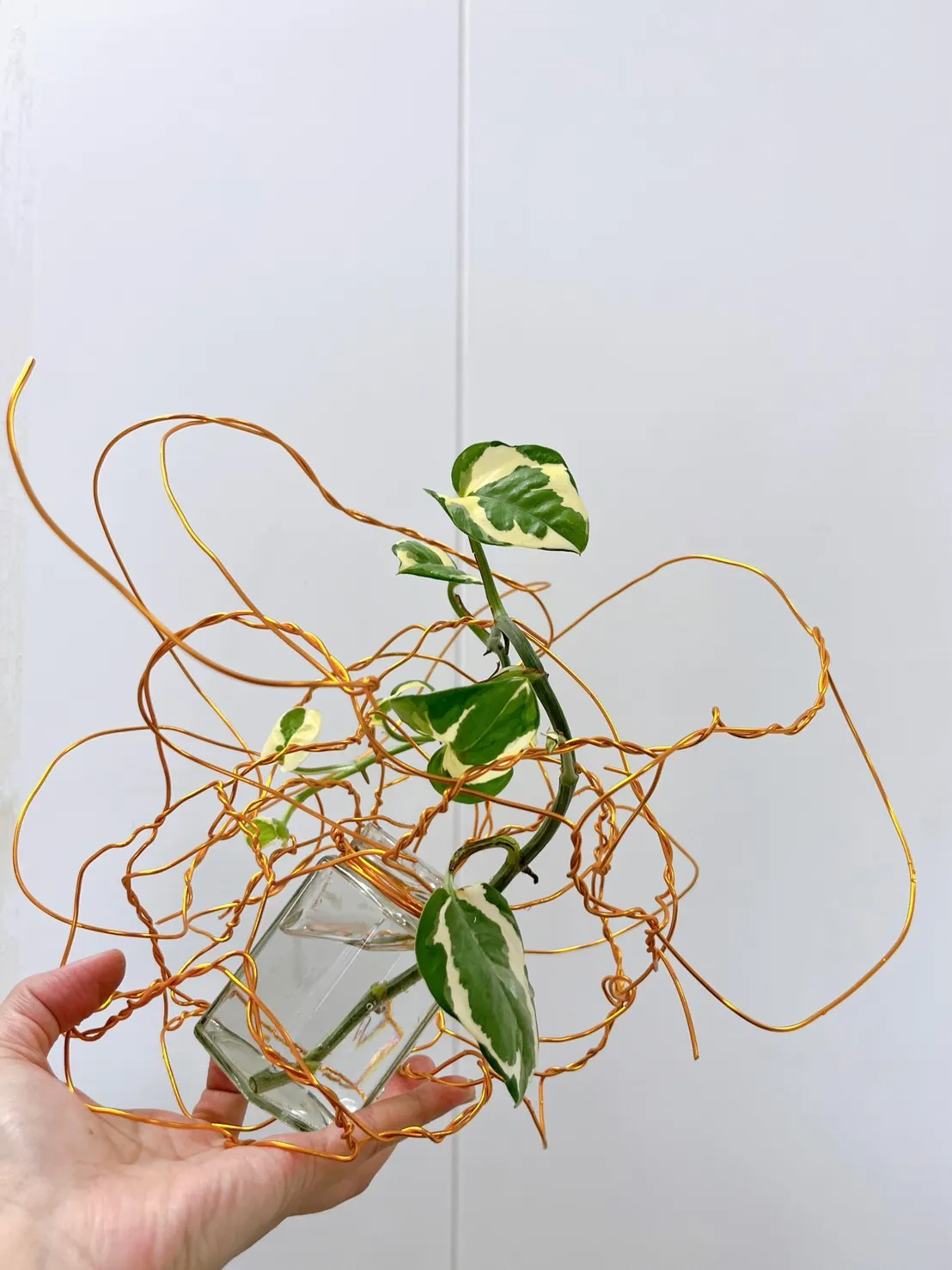 藉由編織創作獨特花器。(圖/新北市立黃金博物館)