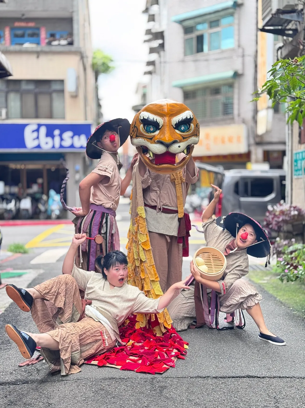 野孩子肢體劇場透過默劇表演，重新演繹廣受喜愛的臺灣繪本經典故事《虎姑婆》。（圖／文化部提供）