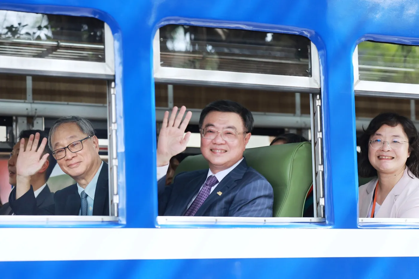 行政院長卓榮泰（中）與文化部長李遠（左）搭乘臺北市地表唯一行駛火車-藍皮柴油客車，見證國家鐵道博物館第一階段開放正式啟動。（圖／文化部提供）