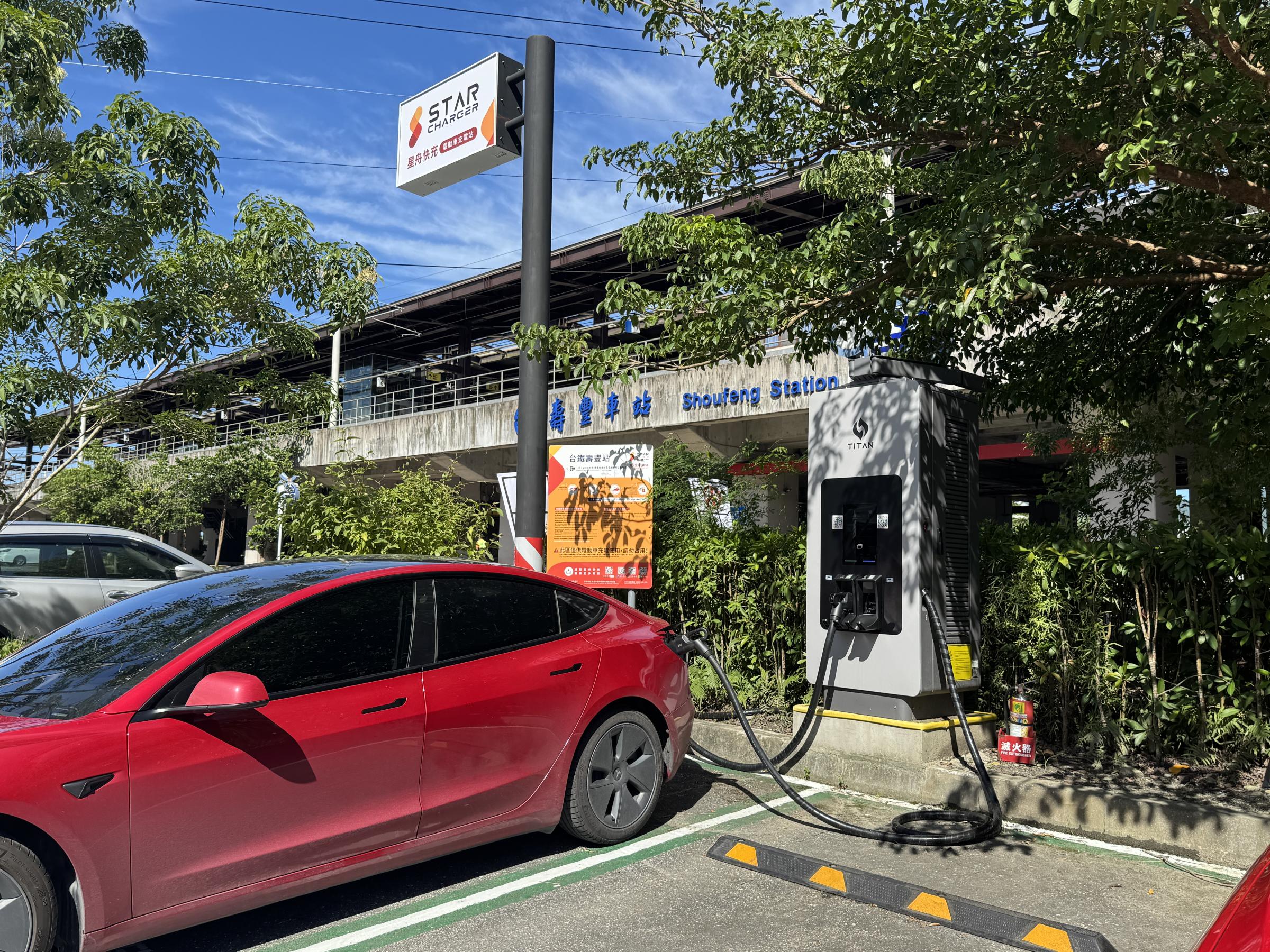 20250731-壽豐車站不遠處就是星舟快充設置的180kW雙槍快充樁。（劉芯衣攝）