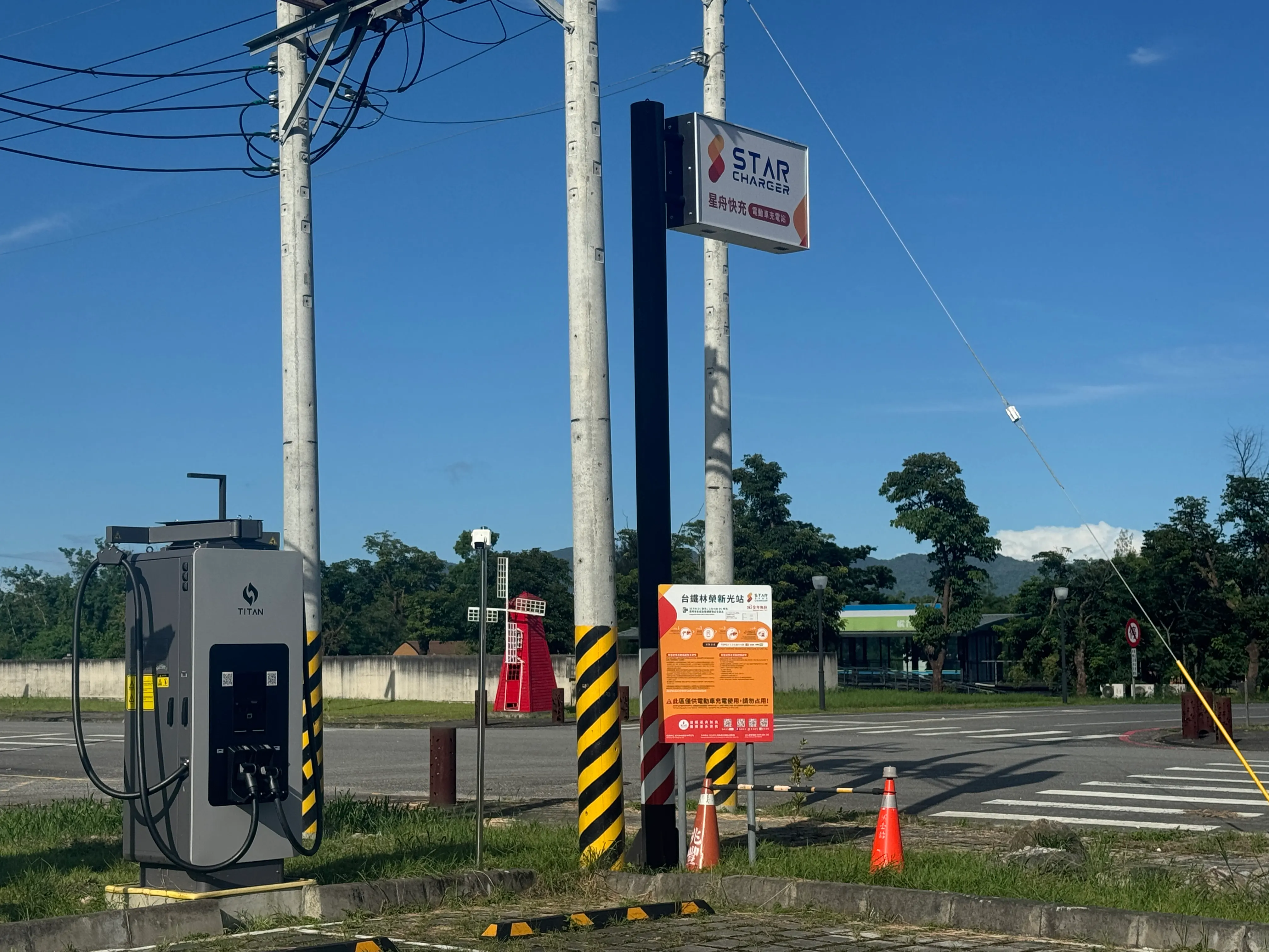 20250731-林榮新光站設置於兆豐農場停車場內，讓開電動車前來的旅客也有時間補電。（劉芯衣攝）
