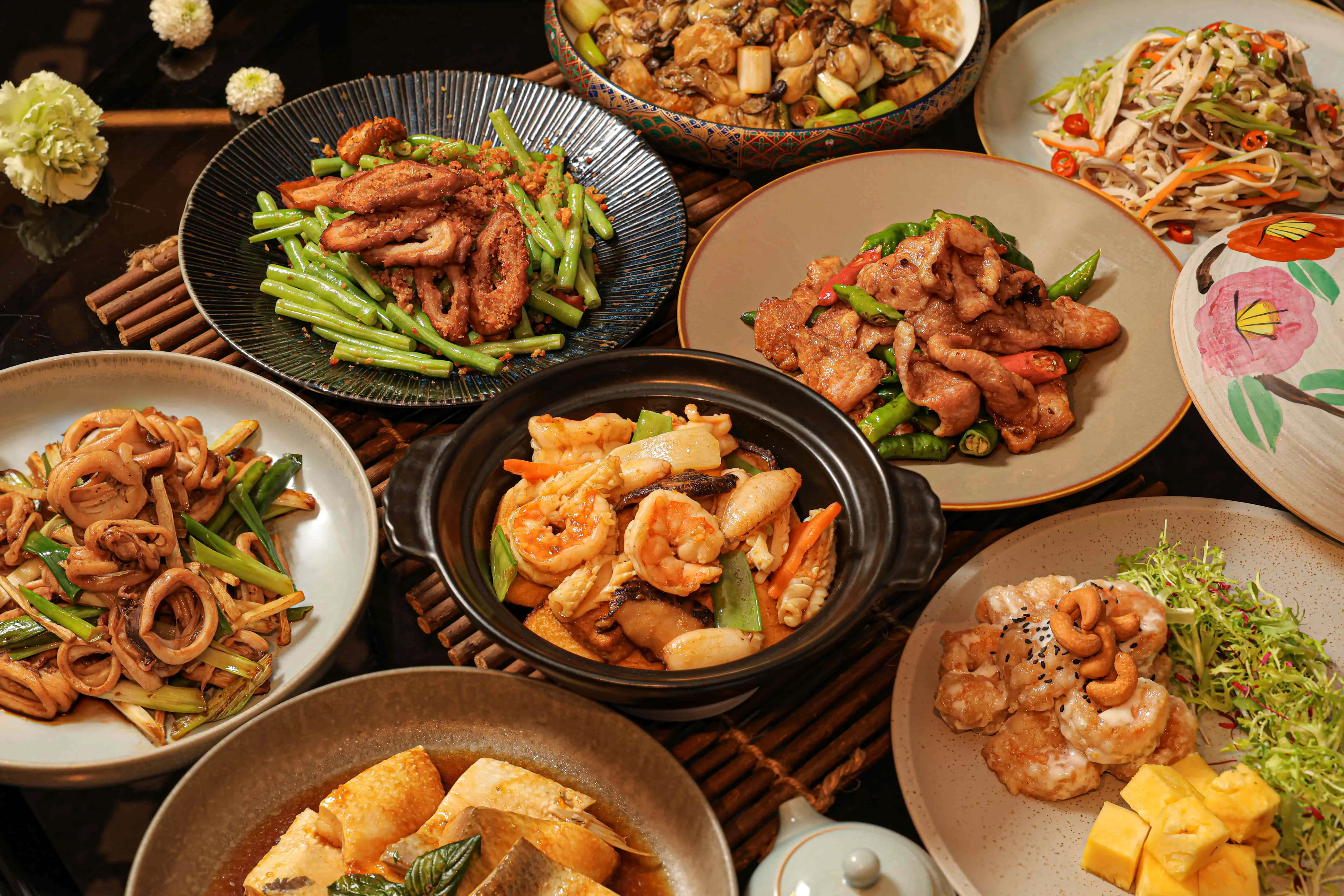 圖說：辦桌宴不可缺少的還有鑊香滿溢的熱炒料理，主廚精選鳳梨鮮蝦球、四季豆肥腸、糯米椒松阪及沙茶海鮮煲等八道經典菜色，賓客可任選兩道享用。（圖/台北晶華提供）