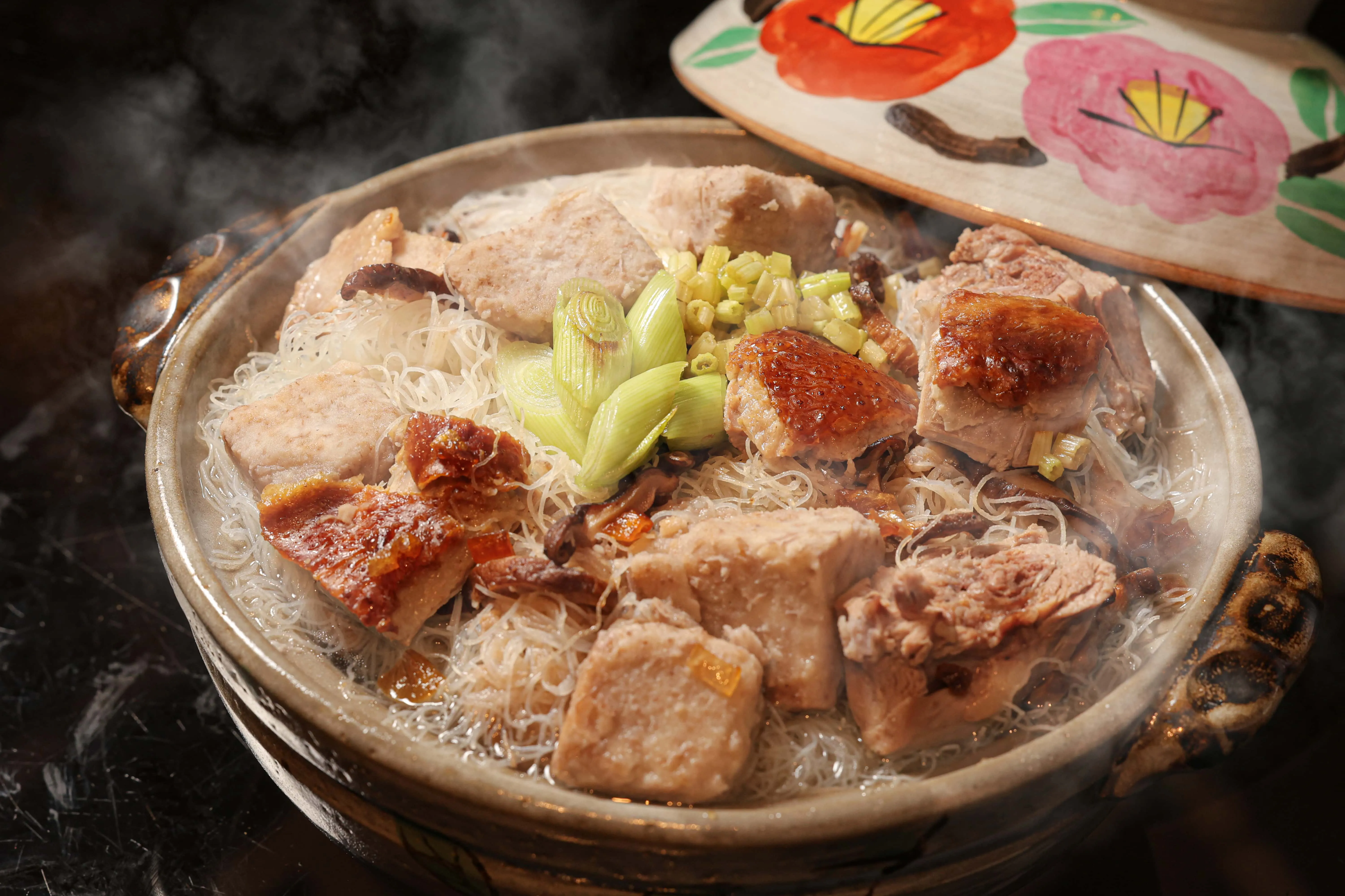 圖說：烤鴨辦桌宴中的主食以一鍋熱騰騰的「芋頭鴨絲米粉」填胃，湯頭香醇、口感溫潤而飽足。（圖/台北晶華提供）