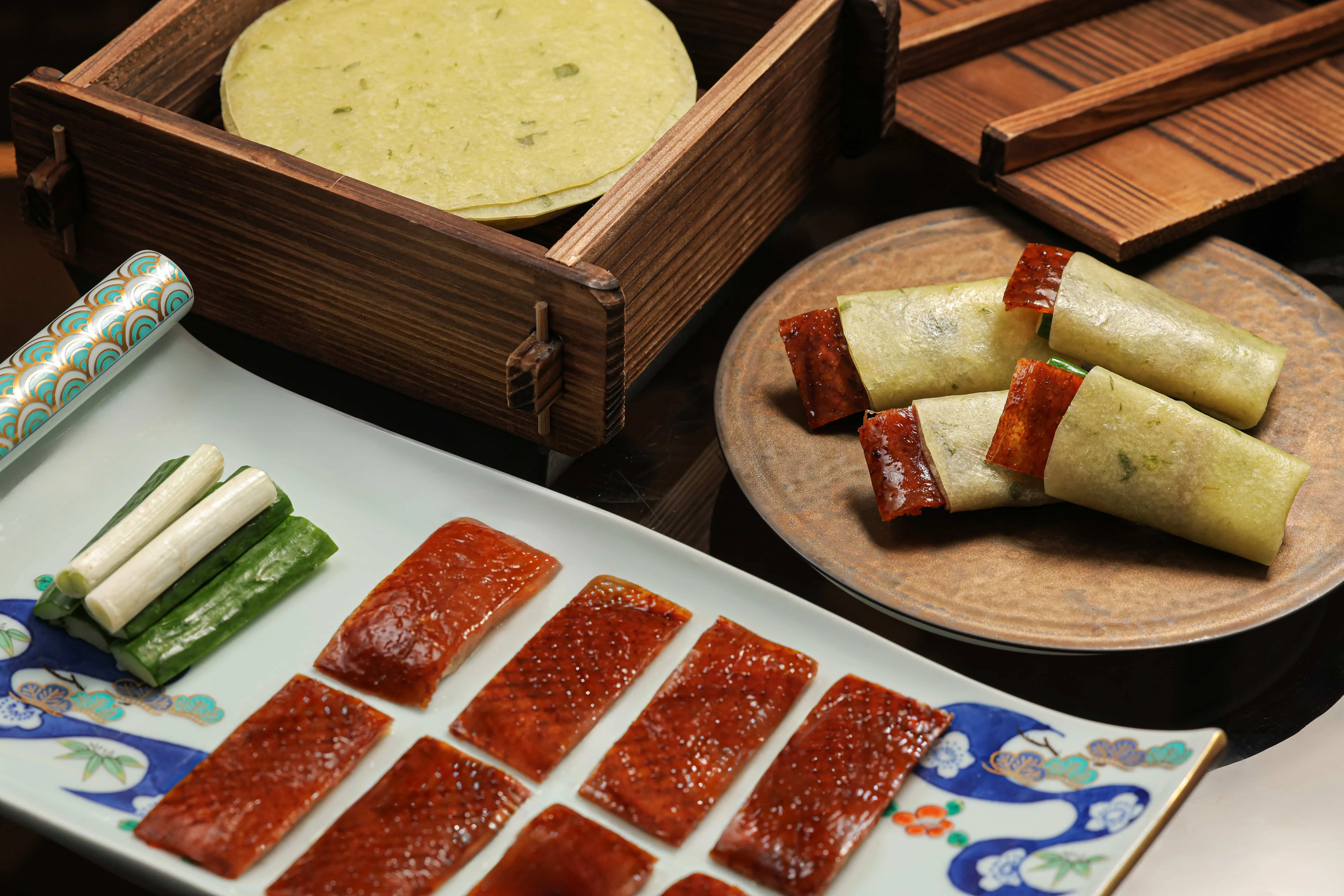 圖說：招牌「三星蔥片皮鴨捲」則展現片鴨料理的經典魅力，主廚以手工桿製的三星蔥餅皮包裹鮮嫩鴨肉與酥脆鴨皮，搭配特製甜麵醬、蔥段與黃瓜，層次分明、口感豐富。（圖/台北晶華提供）