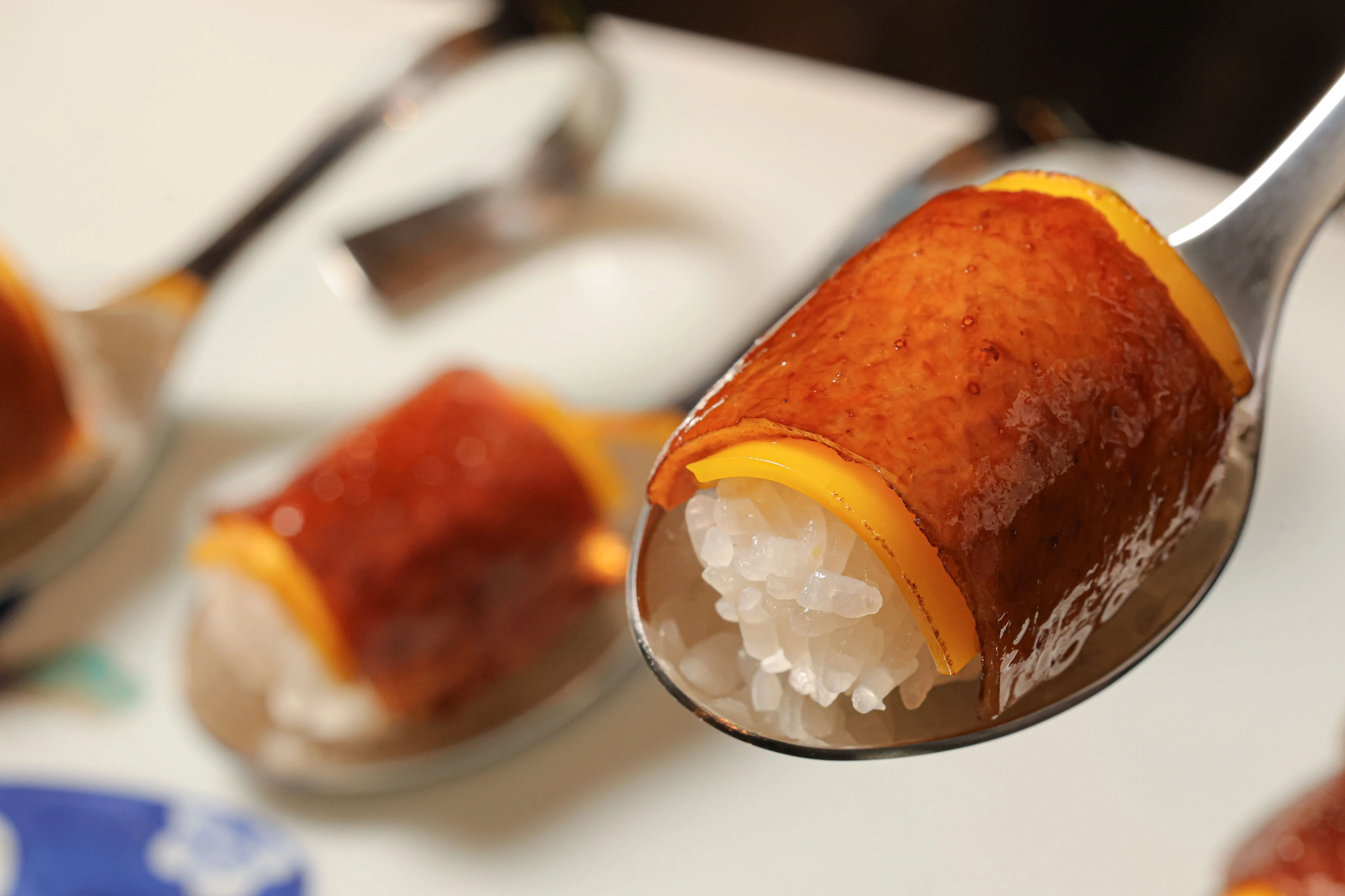 圖說：「總舖師烤鴨六吃辦桌宴」中包含口感柔潤細緻的「烤鴨握壽司」，主廚以熟練刀工片下香酥鴨皮，結合香濃巧達起司片與Q彈壽司米。（圖/台北晶華提供）