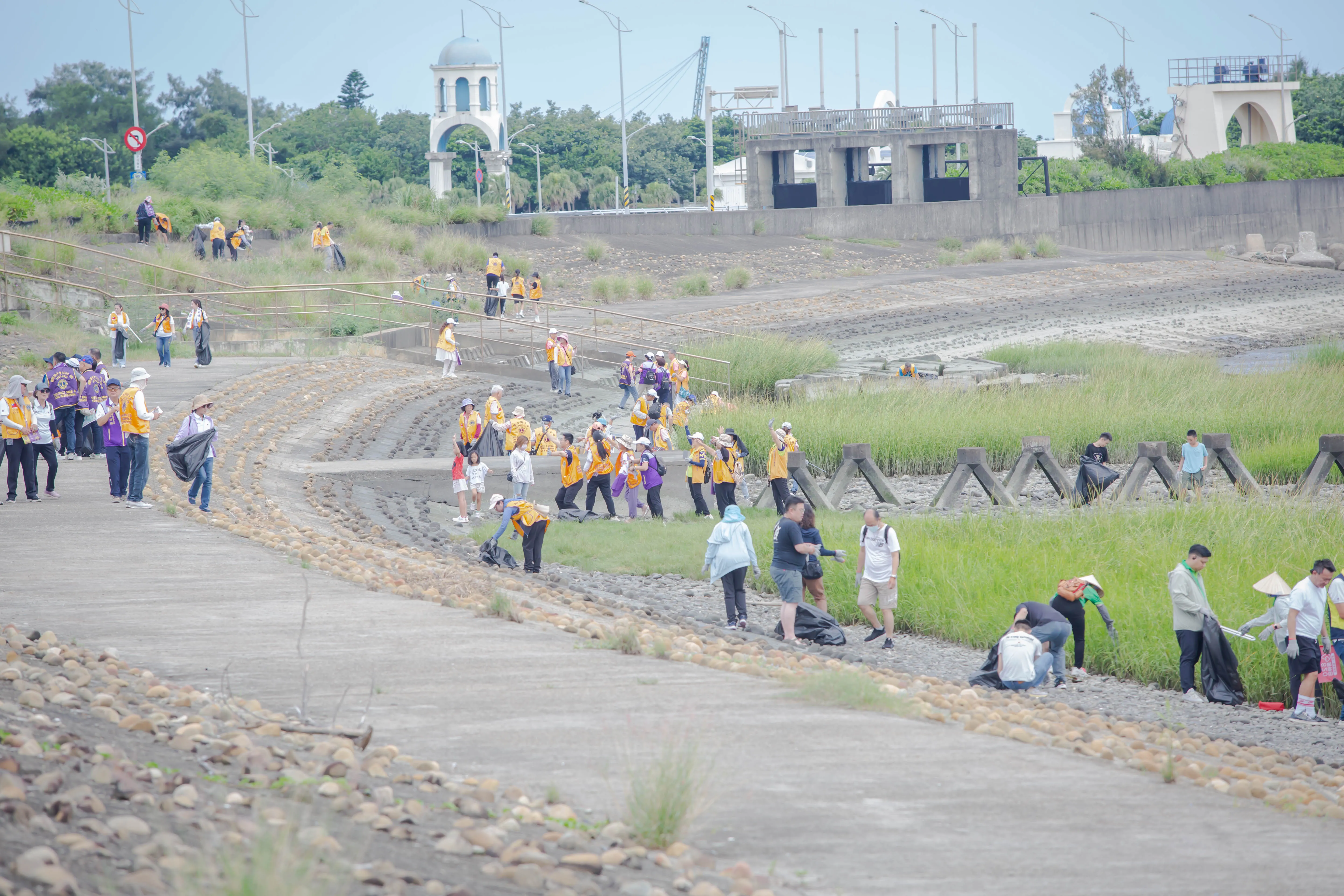 「千人環保淨灘820捐血交棒公益活動」，現場吸引大批民眾熱情響應。（圖／新竹市政府提供）